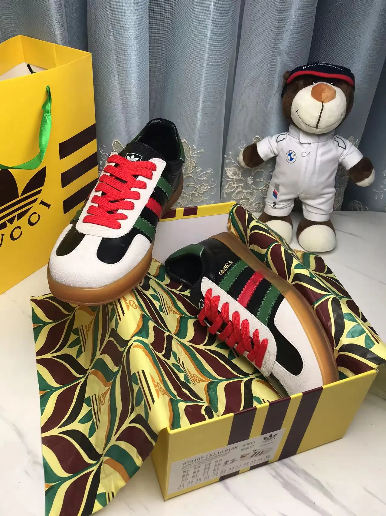 橙子出厂价💰110 GUCCI 古驰 阿迪联名款 运动鞋德训鞋 情侣款 玩味复古德训鞋,70年代运动风,融汇了两个品牌丰富优秀的历史传承及标志性的设计语言,塑就醒目风格造型! 码数:35-45(男女码)