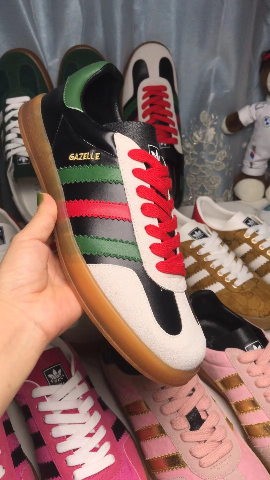 橙子出厂价💰110 GUCCI 古驰 阿迪联名款 运动鞋德训鞋 情侣款 玩味复古德训鞋,70年代运动风,融汇了两个品牌丰富优秀的历史传承及标志性的设计语言,塑就醒目风格造型! 码数:35-45(男女码)