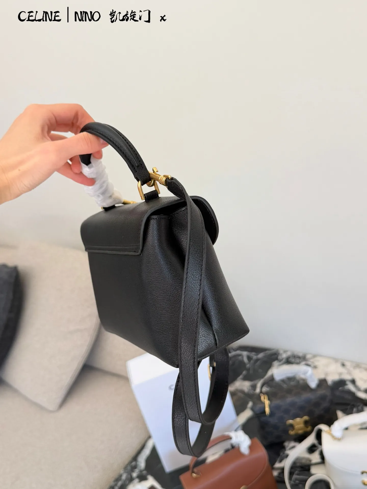 p175 CELINE Teen Nino老花手袋​​ 👜CELINE Teen Nino手袋，经典凯旋门老花系列，PVC材质+金属Logo，复古优雅气质满分✨。尺寸20.5&times;13&times;8cm，小巧轻便，通勤出行都很适合。肩带可拆卸、五孔调节，手提斜挎随心切换，灵活百搭！内部空间合理，手机、卡包、化妆品都能装下，实用又时髦，是CELINE热门款，复古风女孩必入！配盒子