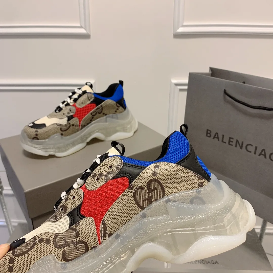 橙子出厂价💰185 情侣款 Gucci x Balenciaga·古驰 x 巴黎世家联名款 新款气垫大底Triple S厚底运动鞋老爹鞋 古驰《Aria-时尚咏叹调》时装系列推出The Hacker Project系列,探索时尚界对于原创与挪用的概念。亚力山卓·米开理以全新系列致敬传承与经典,以标志性Balenciaga廓形和Gucci元素,碰撞出诙谐又和谐的新创意。Triple S运动鞋采用经典GG Supreme帆布,饰有独特的通体“Balenciaga”印花。 限量款顶级版本!新配色首发出货,堪称目前市面上“最美老爹鞋”!正品开模,对版印花,原楦八层TPU组合大底! 颜色:多种配色 码数:35-44