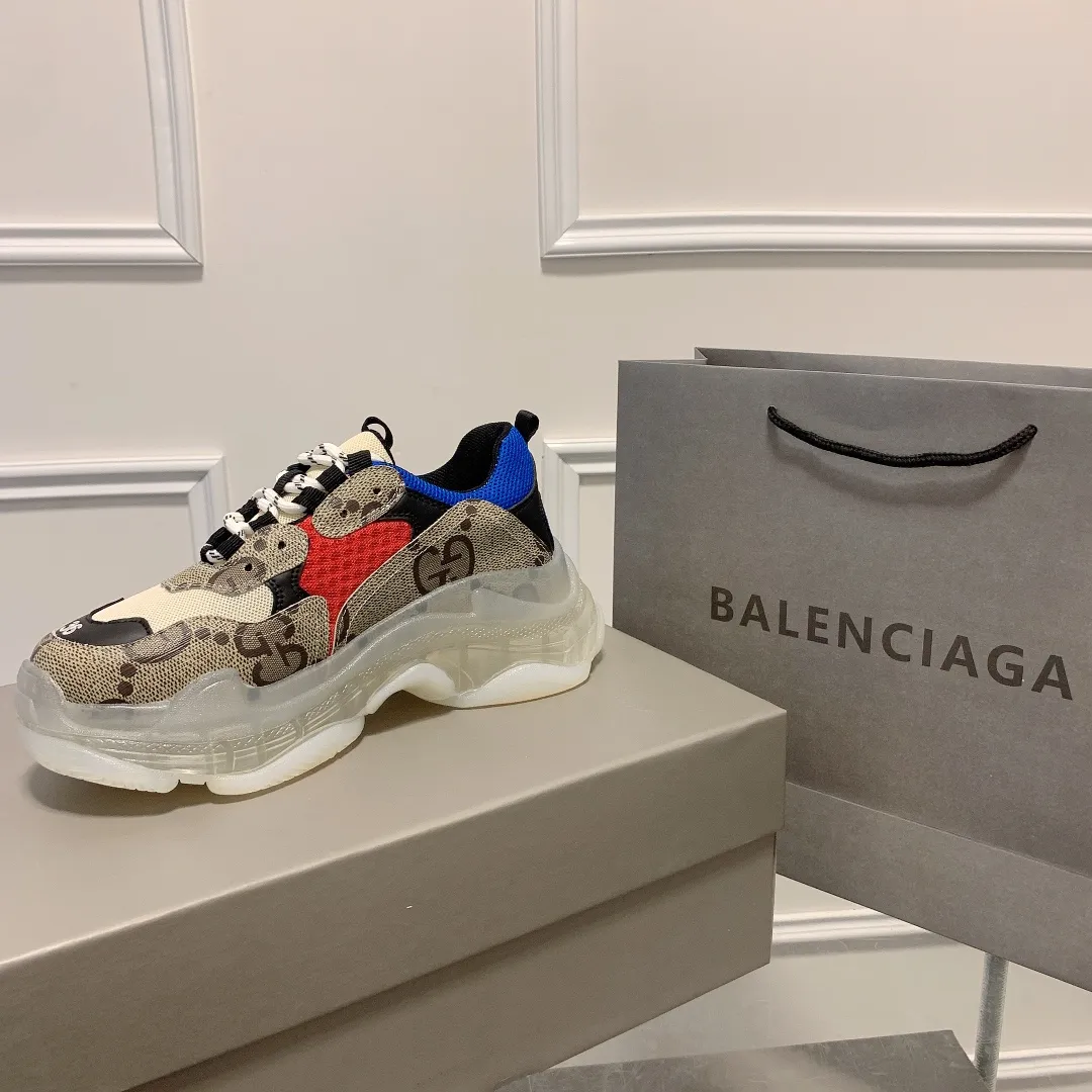 橙子出厂价💰185 情侣款 Gucci x Balenciaga·古驰 x 巴黎世家联名款 新款气垫大底Triple S厚底运动鞋老爹鞋 古驰《Aria-时尚咏叹调》时装系列推出The Hacker Project系列,探索时尚界对于原创与挪用的概念。亚力山卓·米开理以全新系列致敬传承与经典,以标志性Balenciaga廓形和Gucci元素,碰撞出诙谐又和谐的新创意。Triple S运动鞋采用经典GG Supreme帆布,饰有独特的通体“Balenciaga”印花。 限量款顶级版本!新配色首发出货,堪称目前市面上“最美老爹鞋”!正品开模,对版印花,原楦八层TPU组合大底! 颜色:多种配色 码数:35-44