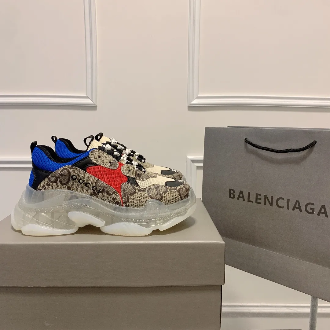 橙子出厂价💰185 情侣款 Gucci x Balenciaga&middot;古驰 x 巴黎世家联名款 新款气垫大底Triple S厚底运动鞋老爹鞋 古驰《Aria-时尚咏叹调》时装系列推出The Hacker Project系列，探索时尚界对于原创与挪用的概念。亚力山卓&middot;米开理以全新系列致敬传承与经典，以标志性Balenciaga廓形和Gucci元素，碰撞出诙谐又和谐的新创意。Triple S运动鞋采用经典GG Supreme帆布，饰有独特的通体&ldquo;Balenciaga&rdquo;印花。 限量款顶级版本！新配色首发出货，堪称目前市面上&ldquo;最美老爹鞋&rdquo;！正品开模，对版印花，原楦八层TPU组合大底！ 颜色：多种配色 码数：35-44