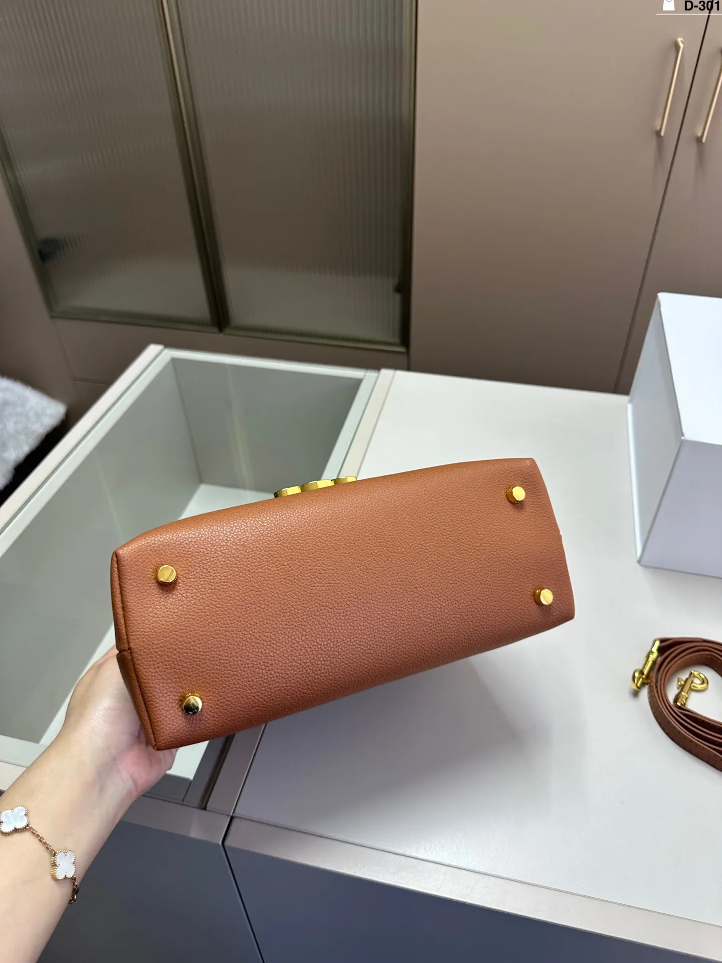 大💰p185 CELINE赛琳新款Teen Nino款手提邮差包❤️ 凯旋门新款手提包 氛围感满满 配有长肩带,🉑手提🉑斜挎 经典logo辨识度超级高~ 复古百搭,容量超可 满足日常‼️ D-301尺寸25×26折叠盒