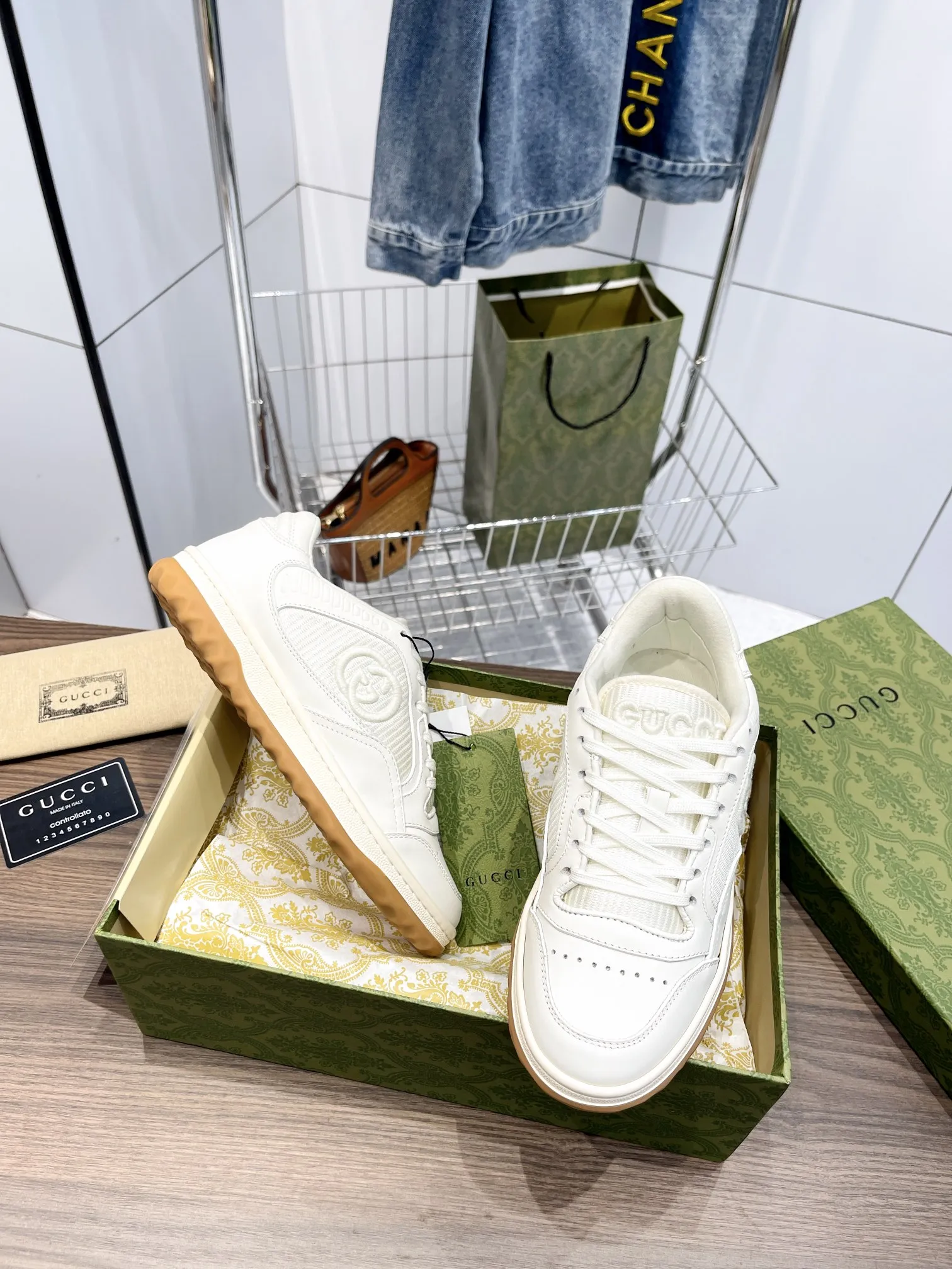 橙子出厂价💰115 Gucci 古驰最新爆款MAC80系列 情侣款运动鞋 休闲鞋小白鞋 原版购入开发 ,精致小巧的互扣式双G标识浪漫诠释此系列的美学理念。选用米白色皮革,复古灵感巧妙融于运动鞋设计,焕新演绎品牌标识。 鞋面:原版定制进口头层超纤 内里:原版定制进口透气网里 大底:底原版开模双色TPU大底 码数:35-44