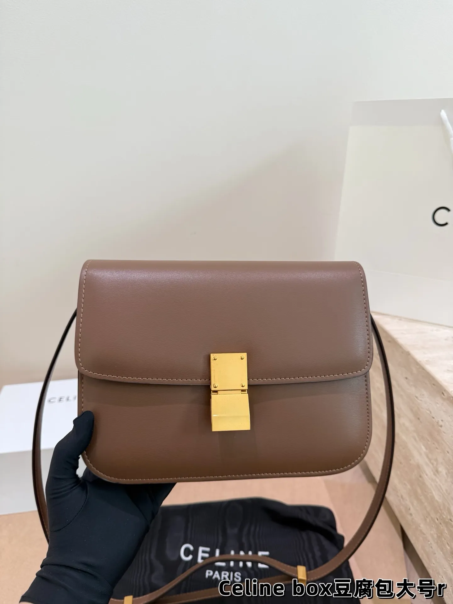 P175 P170 配盒 尺寸:24*18cm(大) 19*14cm(小) celine豆腐包 box牛皮品质 皮质的光泽度 光滑度 都很高端!! zp开模哦!