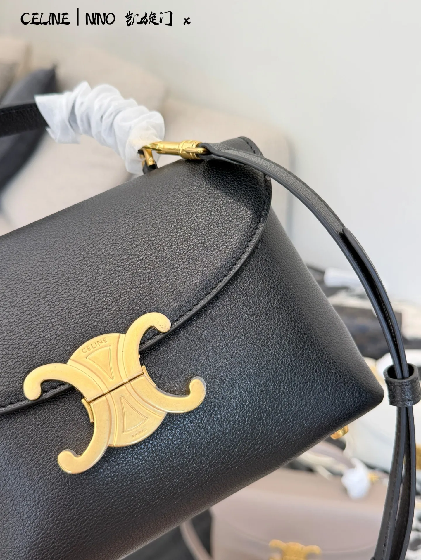 p175 CELINE Teen Nino老花手袋​​ 👜CELINE Teen Nino手袋，经典凯旋门老花系列，PVC材质+金属Logo，复古优雅气质满分✨。尺寸20.5&times;13&times;8cm，小巧轻便，通勤出行都很适合。肩带可拆卸、五孔调节，手提斜挎随心切换，灵活百搭！内部空间合理，手机、卡包、化妆品都能装下，实用又时髦，是CELINE热门款，复古风女孩必入！配盒子