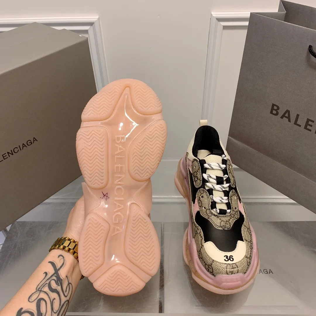 橙子出厂价💰185 情侣款 Gucci x Balenciaga·古驰 x 巴黎世家联名款 新款气垫大底Triple S厚底运动鞋老爹鞋 古驰《Aria-时尚咏叹调》时装系列推出The Hacker Project系列,探索时尚界对于原创与挪用的概念。亚力山卓·米开理以全新系列致敬传承与经典,以标志性Balenciaga廓形和Gucci元素,碰撞出诙谐又和谐的新创意。Triple S运动鞋采用经典GG Supreme帆布,饰有独特的通体“Balenciaga”印花。 限量款顶级版本!新配色首发出货,堪称目前市面上“最美老爹鞋”!正品开模,对版印花,原楦八层TPU组合大底! 颜色:多种配色 码数:35-44