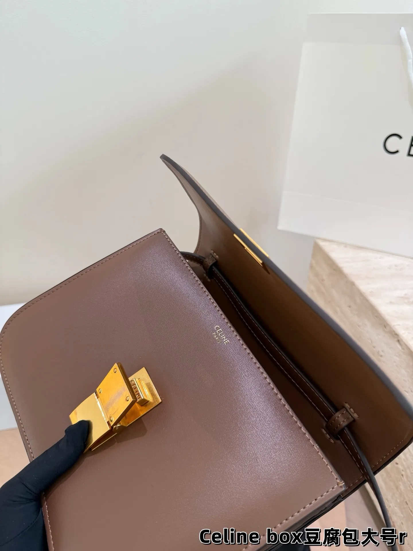 P175 P170 配盒 尺寸:24*18cm(大) 19*14cm(小) celine豆腐包 box牛皮品质 皮质的光泽度 光滑度 都很高端!! zp开模哦!