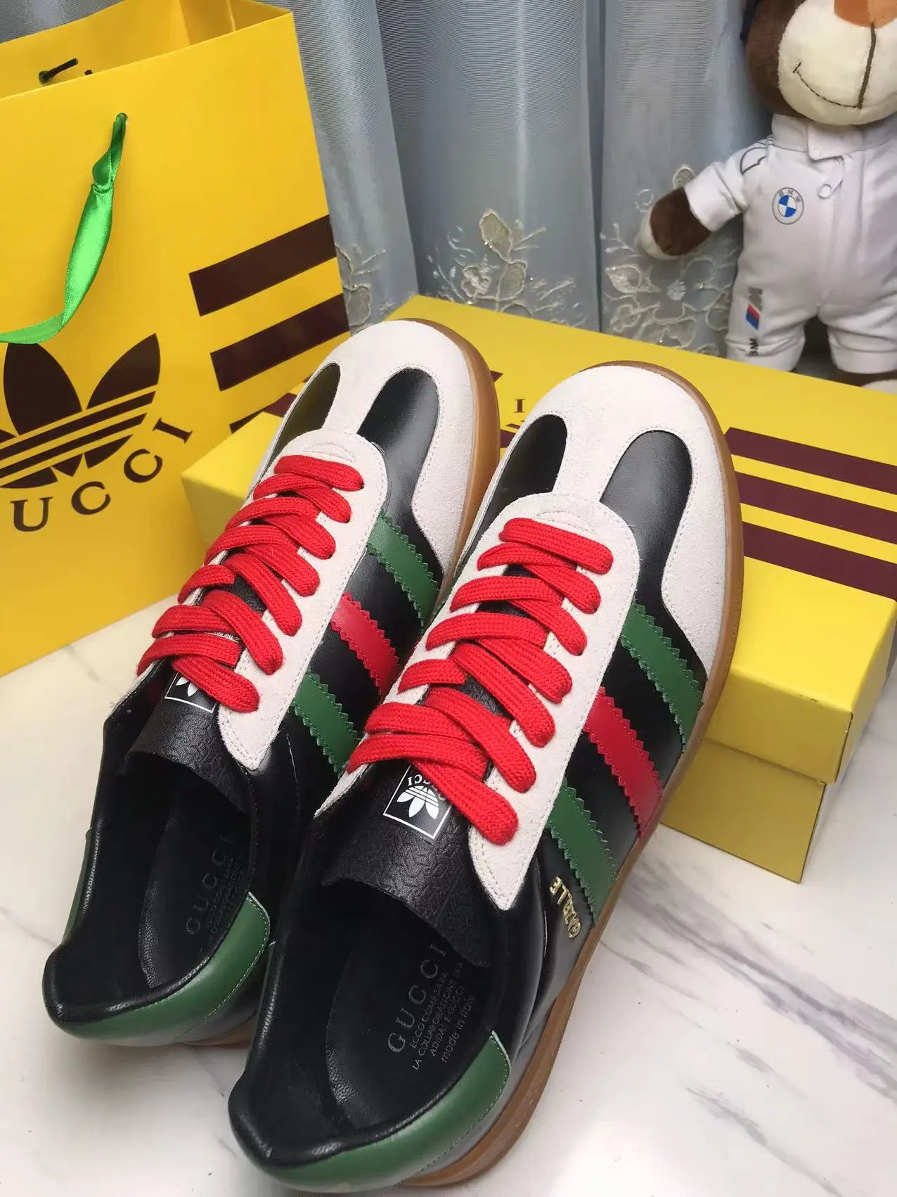 橙子出厂价💰110 GUCCI 古驰 阿迪联名款 运动鞋德训鞋 情侣款 玩味复古德训鞋,70年代运动风,融汇了两个品牌丰富优秀的历史传承及标志性的设计语言,塑就醒目风格造型! 码数:35-45(男女码)