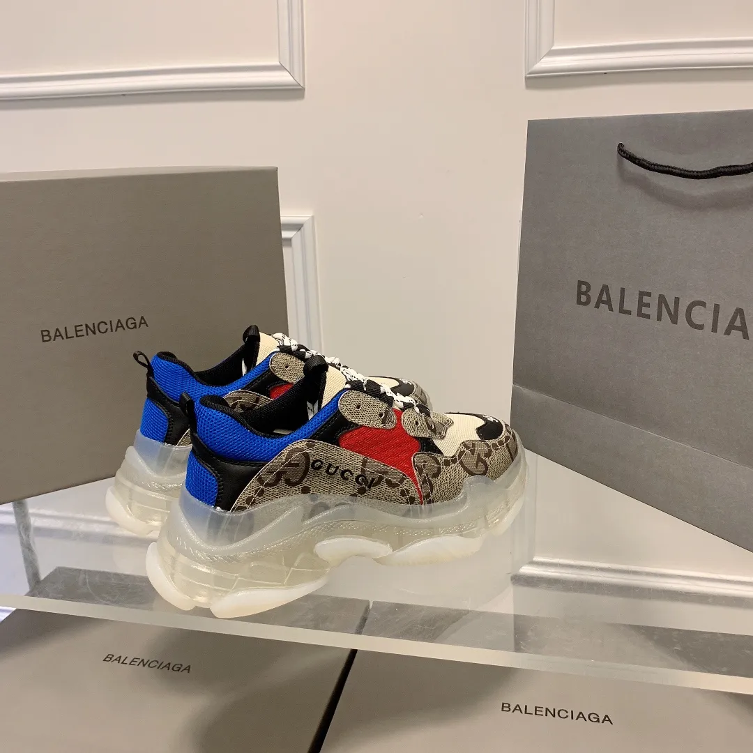 橙子出厂价💰185 情侣款 Gucci x Balenciaga·古驰 x 巴黎世家联名款 新款气垫大底Triple S厚底运动鞋老爹鞋 古驰《Aria-时尚咏叹调》时装系列推出The Hacker Project系列,探索时尚界对于原创与挪用的概念。亚力山卓·米开理以全新系列致敬传承与经典,以标志性Balenciaga廓形和Gucci元素,碰撞出诙谐又和谐的新创意。Triple S运动鞋采用经典GG Supreme帆布,饰有独特的通体“Balenciaga”印花。 限量款顶级版本!新配色首发出货,堪称目前市面上“最美老爹鞋”!正品开模,对版印花,原楦八层TPU组合大底! 颜色:多种配色 码数:35-44