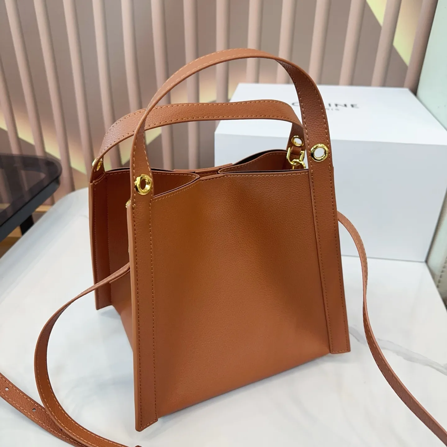 P165 折叠盒 升级版 尺寸22.21 CELINE 赛琳CUBO小号托特包，日常通勤，休闲都超实用!手提，个性满分~内部空间超能装，水杯，手机，化妆品统统搞定，轻便耐用，时髦又百搭，日常出街必备!qn