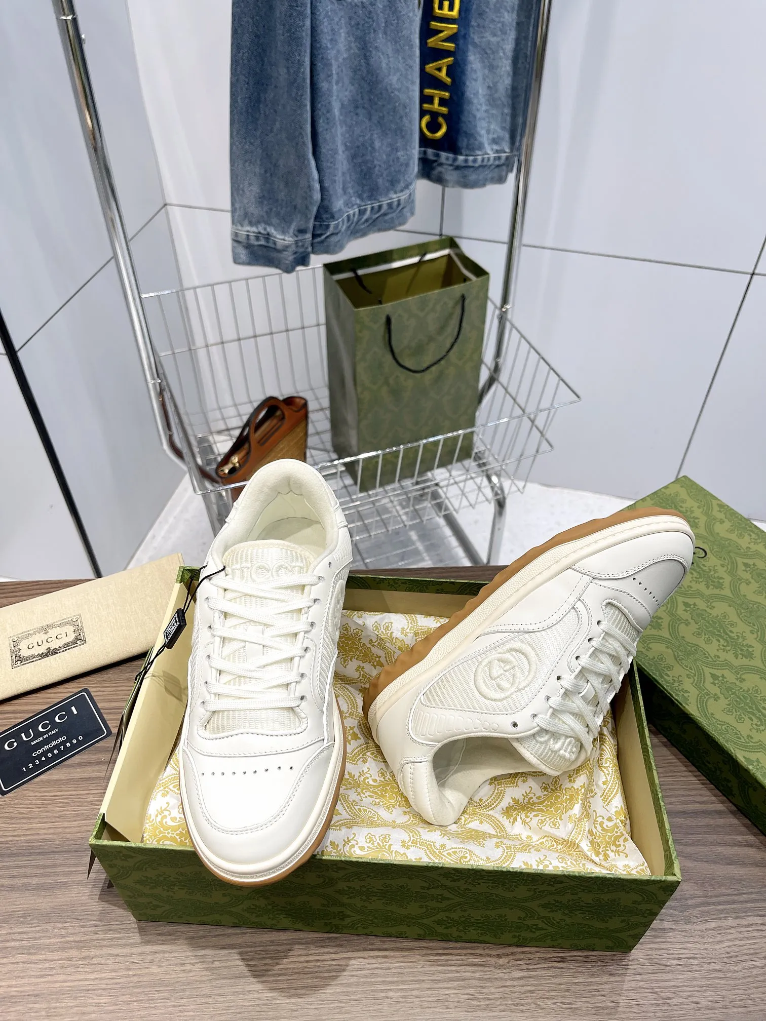 橙子出厂价💰115 Gucci 古驰最新爆款MAC80系列 情侣款运动鞋 休闲鞋小白鞋 原版购入开发 ，精致小巧的互扣式双G标识浪漫诠释此系列的美学理念。选用米白色皮革，复古灵感巧妙融于运动鞋设计，焕新演绎品牌标识。 鞋面：原版定制进口头层超纤 内里：原版定制进口透气网里 大底：底原版开模双色TPU大底 码数：35-44