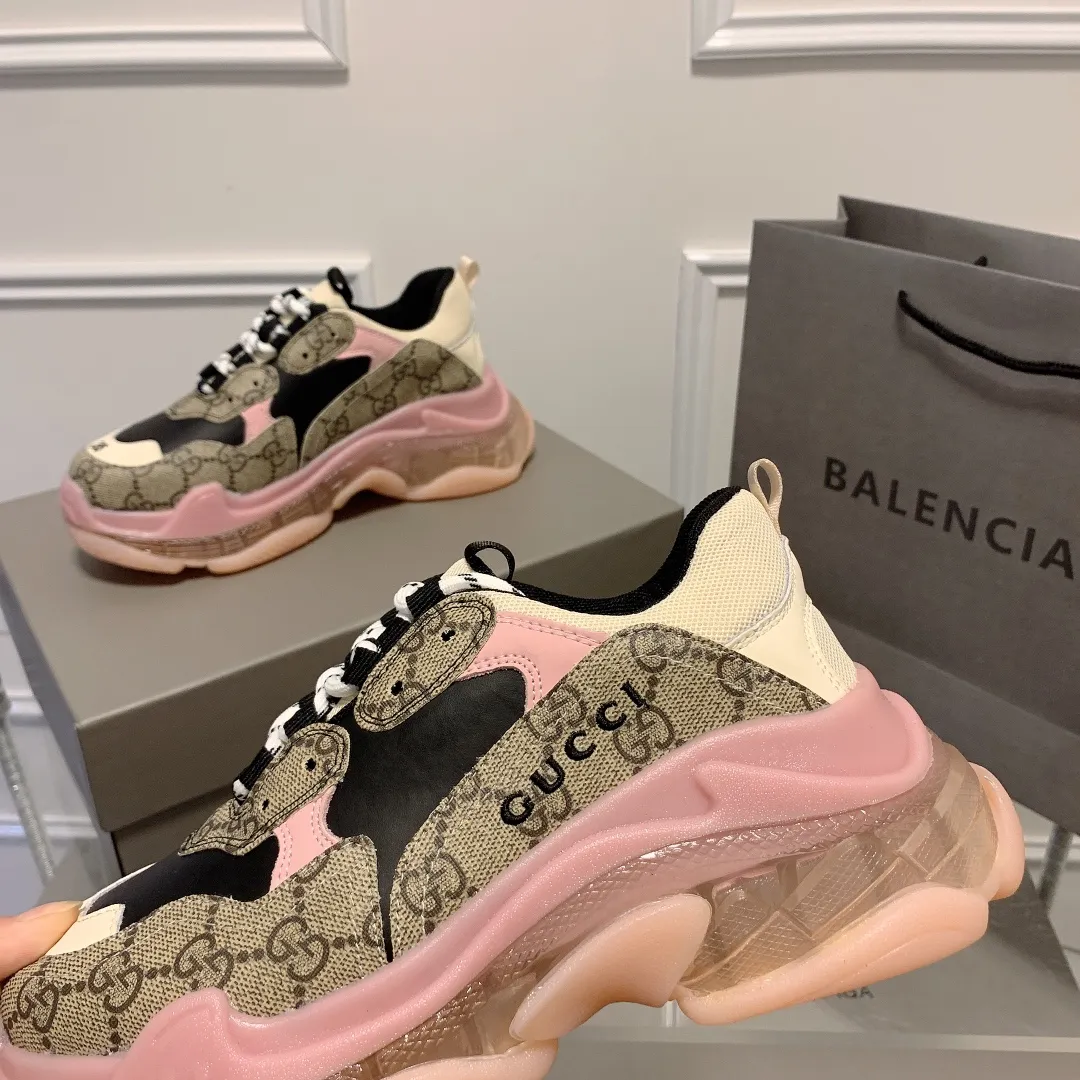 橙子出厂价💰185 情侣款 Gucci x Balenciaga&middot;古驰 x 巴黎世家联名款 新款气垫大底Triple S厚底运动鞋老爹鞋 古驰《Aria-时尚咏叹调》时装系列推出The Hacker Project系列，探索时尚界对于原创与挪用的概念。亚力山卓&middot;米开理以全新系列致敬传承与经典，以标志性Balenciaga廓形和Gucci元素，碰撞出诙谐又和谐的新创意。Triple S运动鞋采用经典GG Supreme帆布，饰有独特的通体&ldquo;Balenciaga&rdquo;印花。 限量款顶级版本！新配色首发出货，堪称目前市面上&ldquo;最美老爹鞋&rdquo;！正品开模，对版印花，原楦八层TPU组合大底！ 颜色：多种配色 码数：35-44
