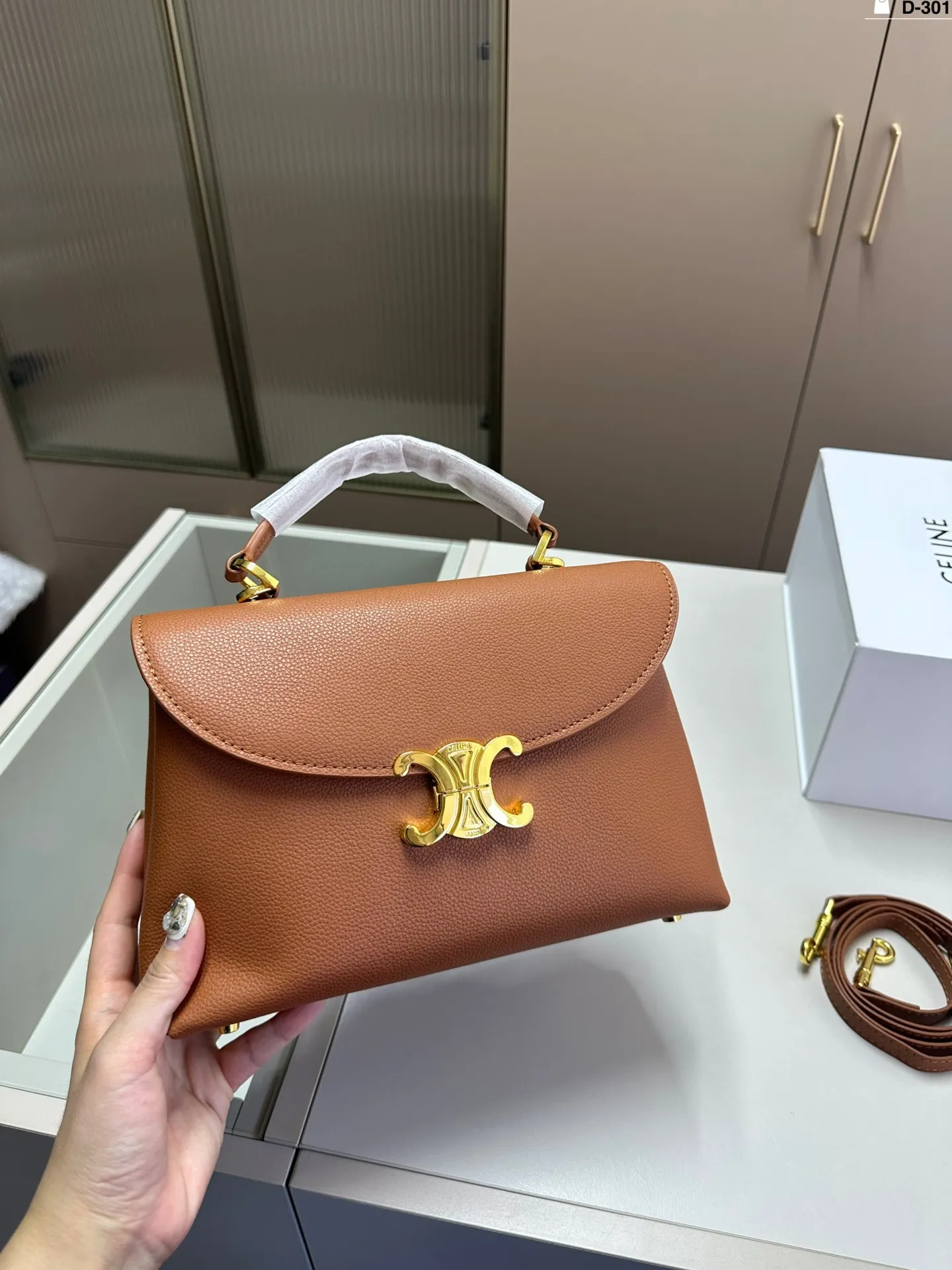 大💰p185 CELINE赛琳新款Teen Nino款手提邮差包❤️ 凯旋门新款手提包 氛围感满满 配有长肩带，🉑手提🉑斜挎 经典logo辨识度超级高～ 复古百搭，容量超可 满足日常‼️ D-301尺寸25&times;26折叠盒