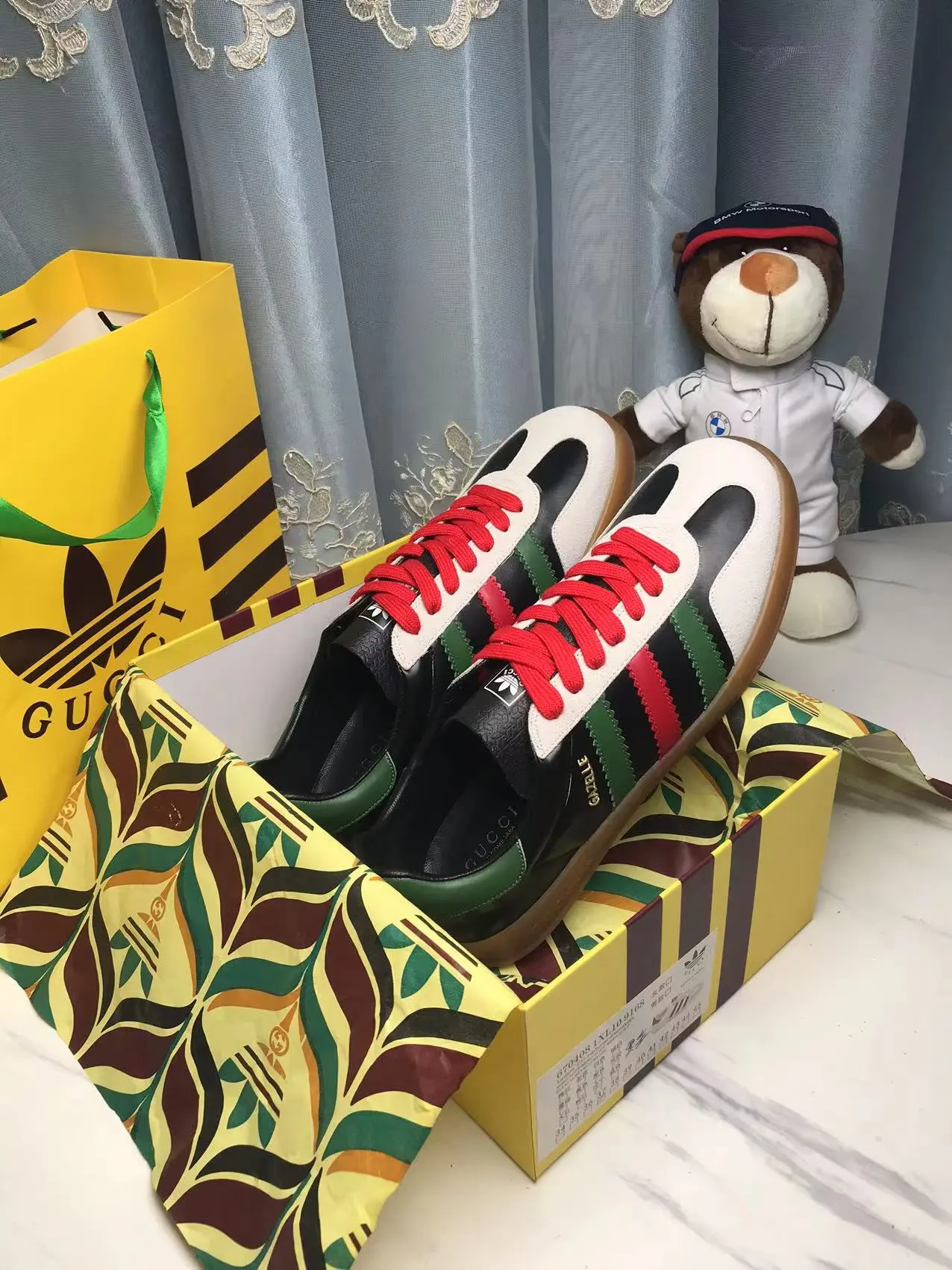 橙子出厂价💰110 GUCCI 古驰 阿迪联名款 运动鞋德训鞋 情侣款 玩味复古德训鞋，70年代运动风，融汇了两个品牌丰富优秀的历史传承及标志性的设计语言，塑就醒目风格造型！ 码数：35-45（男女码）