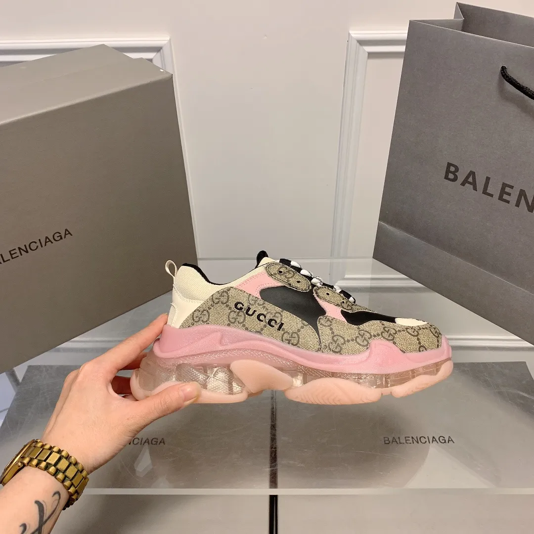 橙子出厂价💰185 情侣款 Gucci x Balenciaga&middot;古驰 x 巴黎世家联名款 新款气垫大底Triple S厚底运动鞋老爹鞋 古驰《Aria-时尚咏叹调》时装系列推出The Hacker Project系列，探索时尚界对于原创与挪用的概念。亚力山卓&middot;米开理以全新系列致敬传承与经典，以标志性Balenciaga廓形和Gucci元素，碰撞出诙谐又和谐的新创意。Triple S运动鞋采用经典GG Supreme帆布，饰有独特的通体&ldquo;Balenciaga&rdquo;印花。 限量款顶级版本！新配色首发出货，堪称目前市面上&ldquo;最美老爹鞋&rdquo;！正品开模，对版印花，原楦八层TPU组合大底！ 颜色：多种配色 码数：35-44