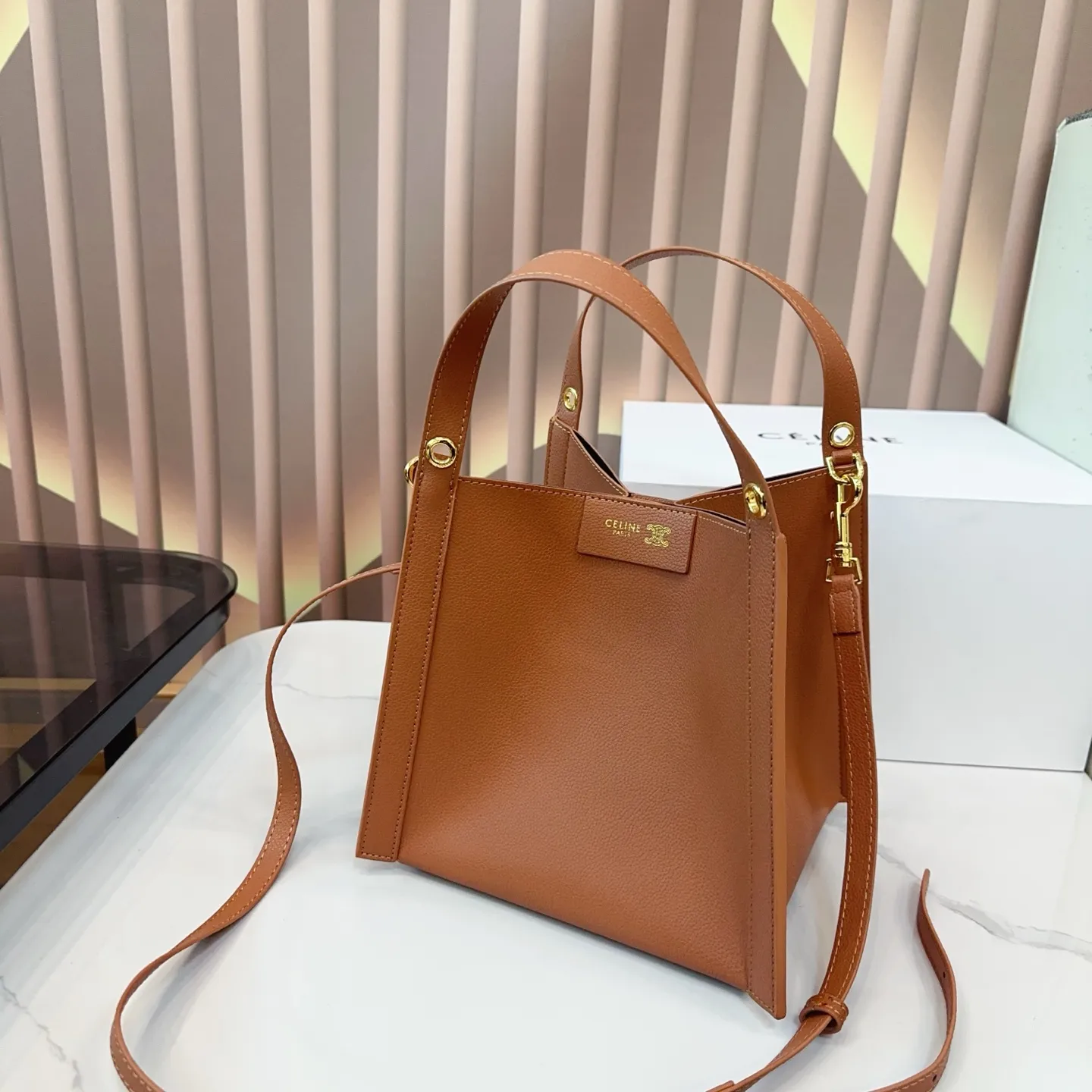 P165 折叠盒 升级版 尺寸22.21 CELINE 赛琳CUBO小号托特包,日常通勤,休闲都超实用!手提,个性满分~内部空间超能装,水杯,手机,化妆品统统搞定,轻便耐用,时髦又百搭,日常出街必备!qn