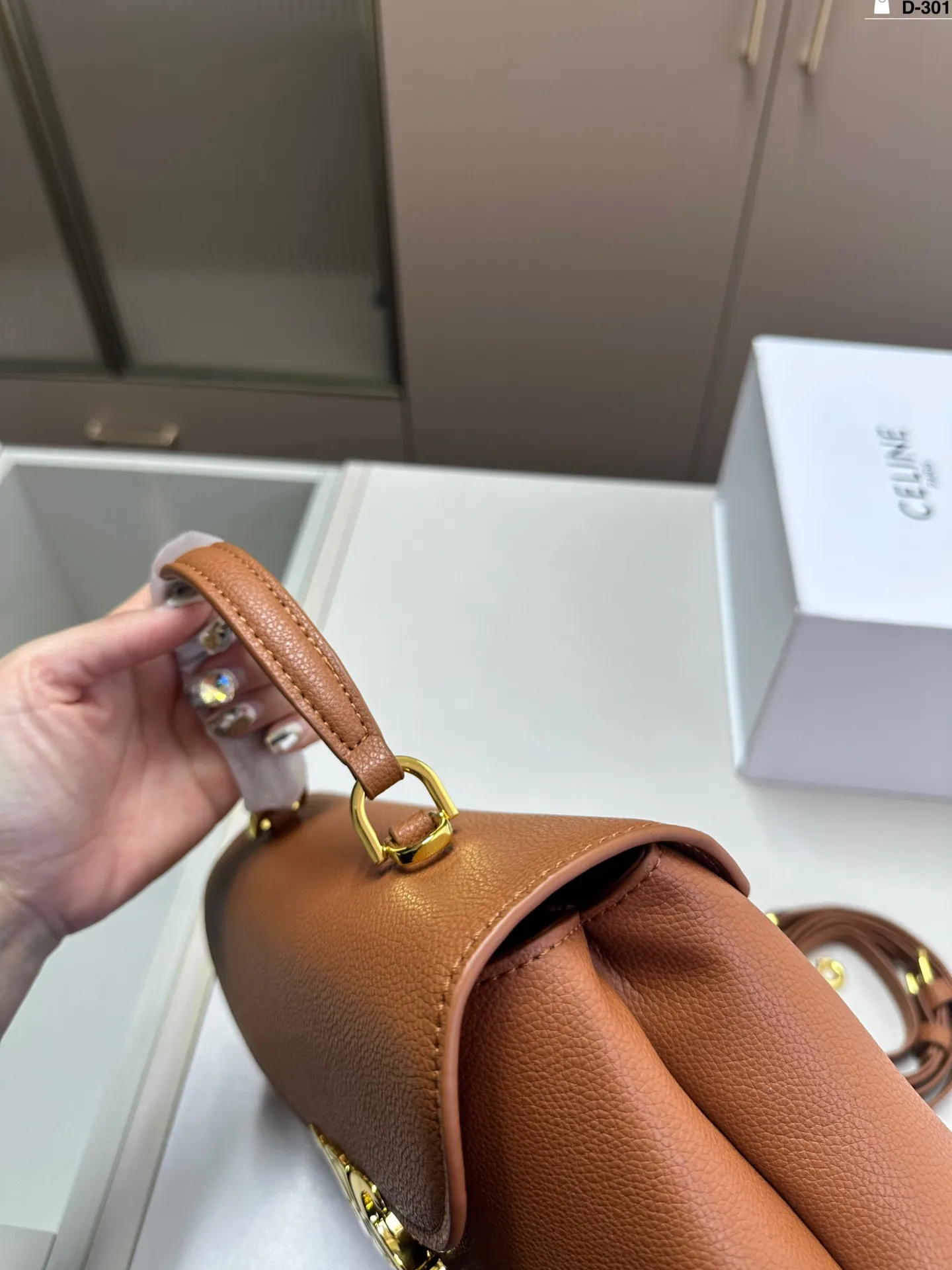 大💰p185 CELINE赛琳新款Teen Nino款手提邮差包❤️ 凯旋门新款手提包 氛围感满满 配有长肩带，🉑手提🉑斜挎 经典logo辨识度超级高～ 复古百搭，容量超可 满足日常‼️ D-301尺寸25&times;26折叠盒