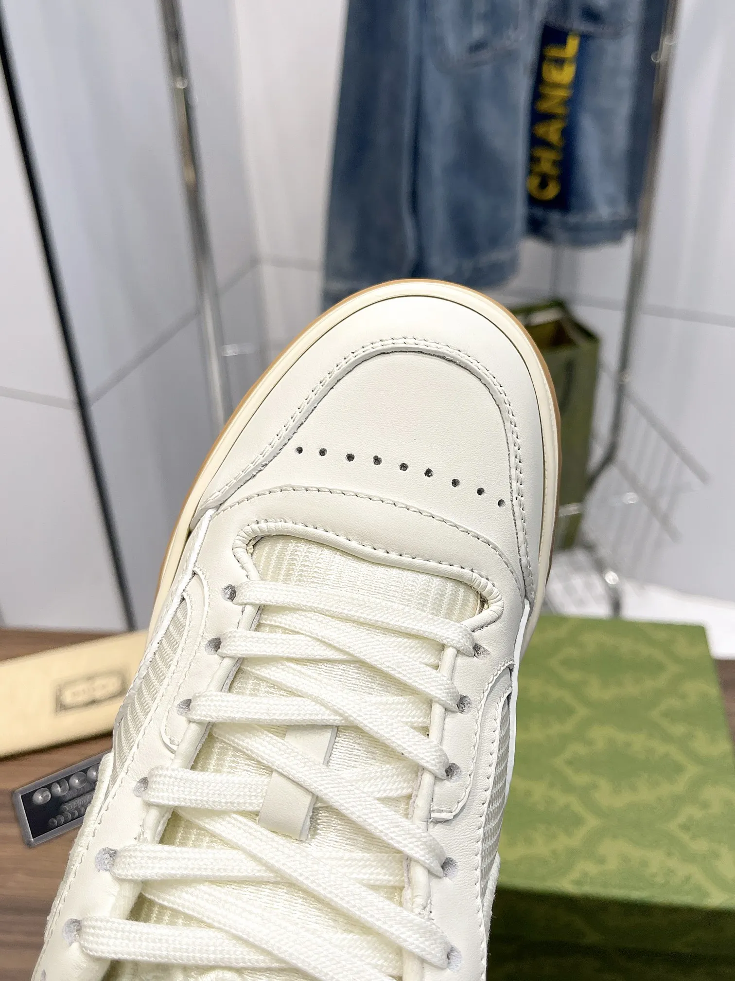 橙子出厂价💰115 Gucci 古驰最新爆款MAC80系列 情侣款运动鞋 休闲鞋小白鞋 原版购入开发 ,精致小巧的互扣式双G标识浪漫诠释此系列的美学理念。选用米白色皮革,复古灵感巧妙融于运动鞋设计,焕新演绎品牌标识。 鞋面:原版定制进口头层超纤 内里:原版定制进口透气网里 大底:底原版开模双色TPU大底 码数:35-44