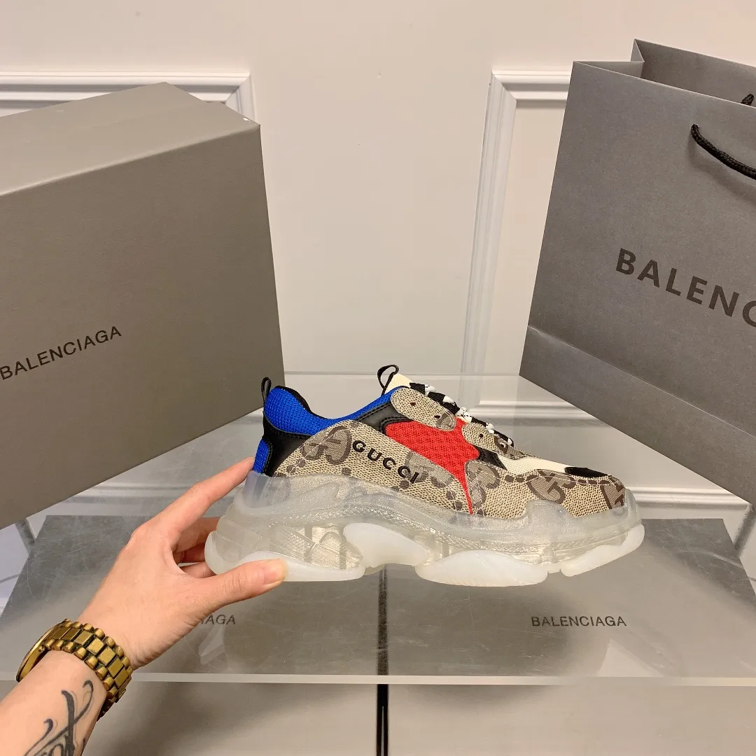 橙子出厂价💰185 情侣款 Gucci x Balenciaga·古驰 x 巴黎世家联名款 新款气垫大底Triple S厚底运动鞋老爹鞋 古驰《Aria-时尚咏叹调》时装系列推出The Hacker Project系列,探索时尚界对于原创与挪用的概念。亚力山卓·米开理以全新系列致敬传承与经典,以标志性Balenciaga廓形和Gucci元素,碰撞出诙谐又和谐的新创意。Triple S运动鞋采用经典GG Supreme帆布,饰有独特的通体“Balenciaga”印花。 限量款顶级版本!新配色首发出货,堪称目前市面上“最美老爹鞋”!正品开模,对版印花,原楦八层TPU组合大底! 颜色:多种配色 码数:35-44