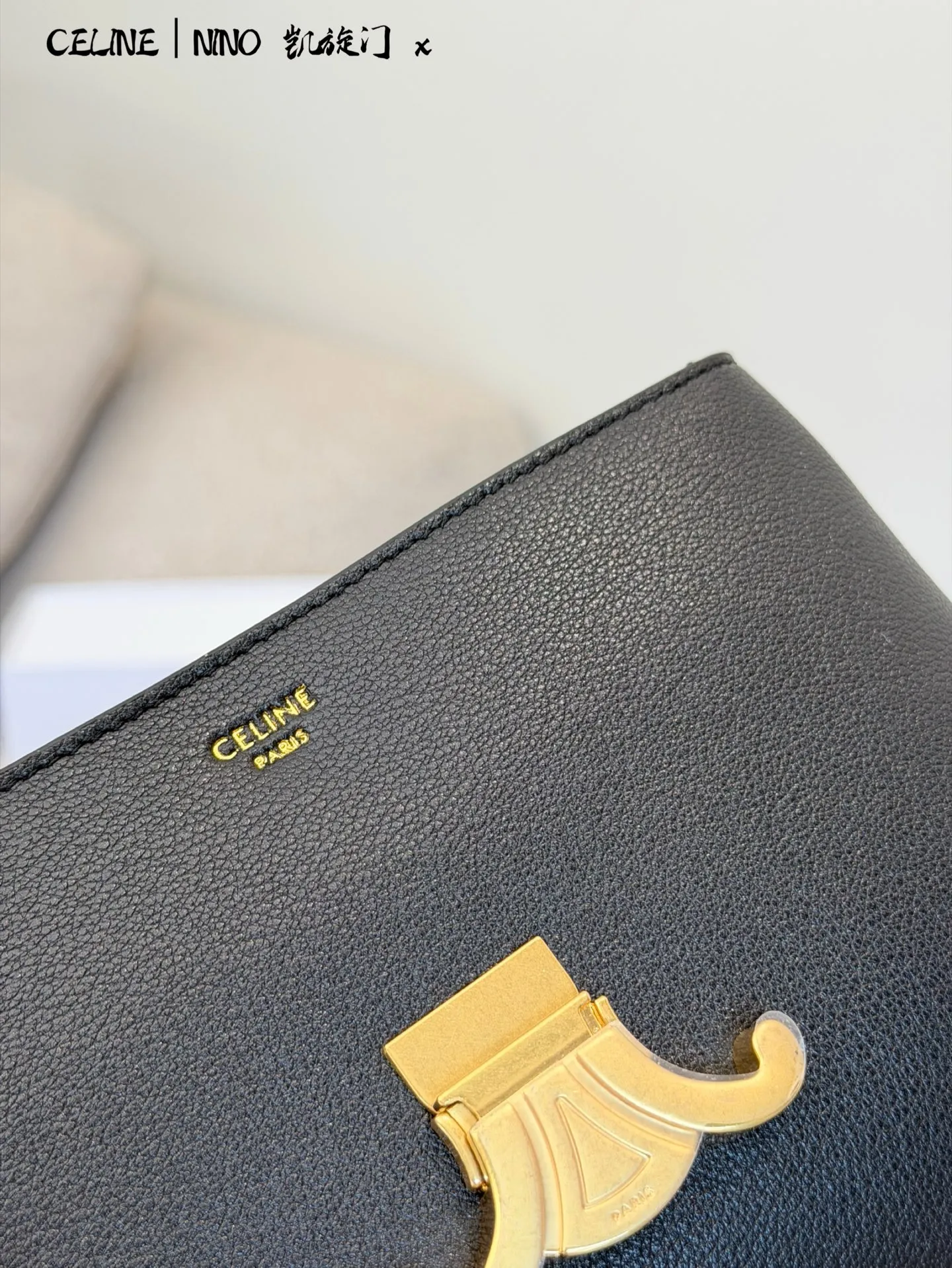 p175 CELINE Teen Nino老花手袋 👜CELINE Teen Nino手袋,经典凯旋门老花系列,PVC材质+金属Logo,复古优雅气质满分✨。尺寸20.5×13×8cm,小巧轻便,通勤出行都很适合。肩带可拆卸、五孔调节,手提斜挎随心切换,灵活百搭!内部空间合理,手机、卡包、化妆品都能装下,实用又时髦,是CELINE热门款,复古风女孩必入!配盒子