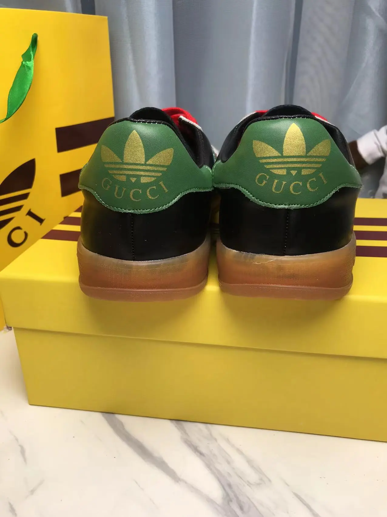 橙子出厂价💰110 GUCCI 古驰 阿迪联名款 运动鞋德训鞋 情侣款 玩味复古德训鞋，70年代运动风，融汇了两个品牌丰富优秀的历史传承及标志性的设计语言，塑就醒目风格造型！ 码数：35-45（男女码）