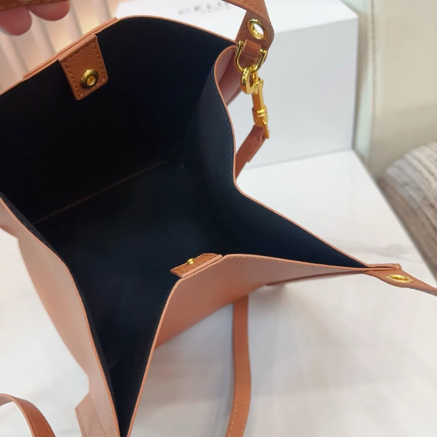 P165 折叠盒 升级版 尺寸22.21 CELINE 赛琳CUBO小号托特包,日常通勤,休闲都超实用!手提,个性满分~内部空间超能装,水杯,手机,化妆品统统搞定,轻便耐用,时髦又百搭,日常出街必备!qn