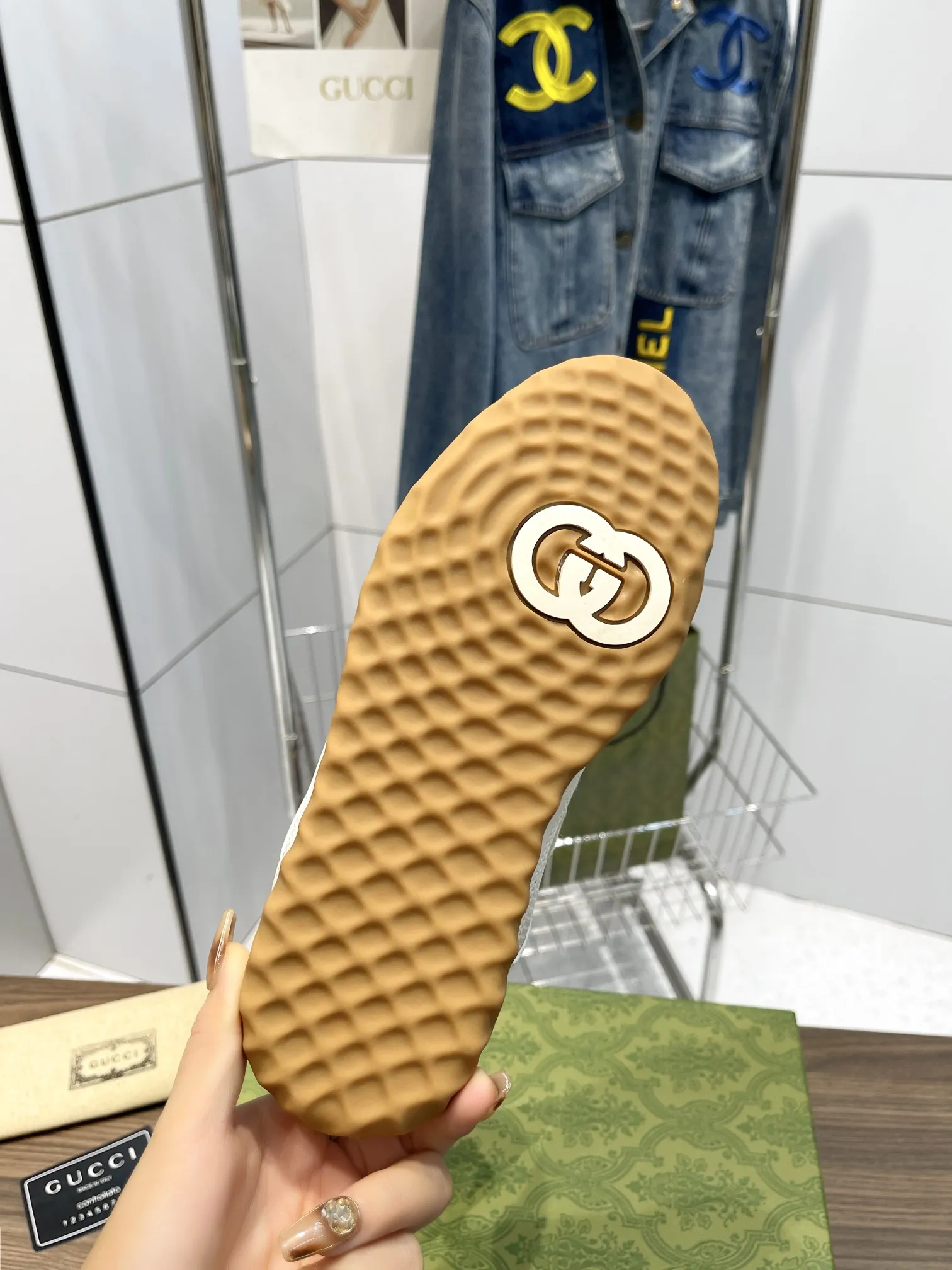 橙子出厂价💰115 Gucci 古驰最新爆款MAC80系列 情侣款运动鞋 休闲鞋小白鞋 原版购入开发 ，精致小巧的互扣式双G标识浪漫诠释此系列的美学理念。选用米白色皮革，复古灵感巧妙融于运动鞋设计，焕新演绎品牌标识。 鞋面：原版定制进口头层超纤 内里：原版定制进口透气网里 大底：底原版开模双色TPU大底 码数：35-44