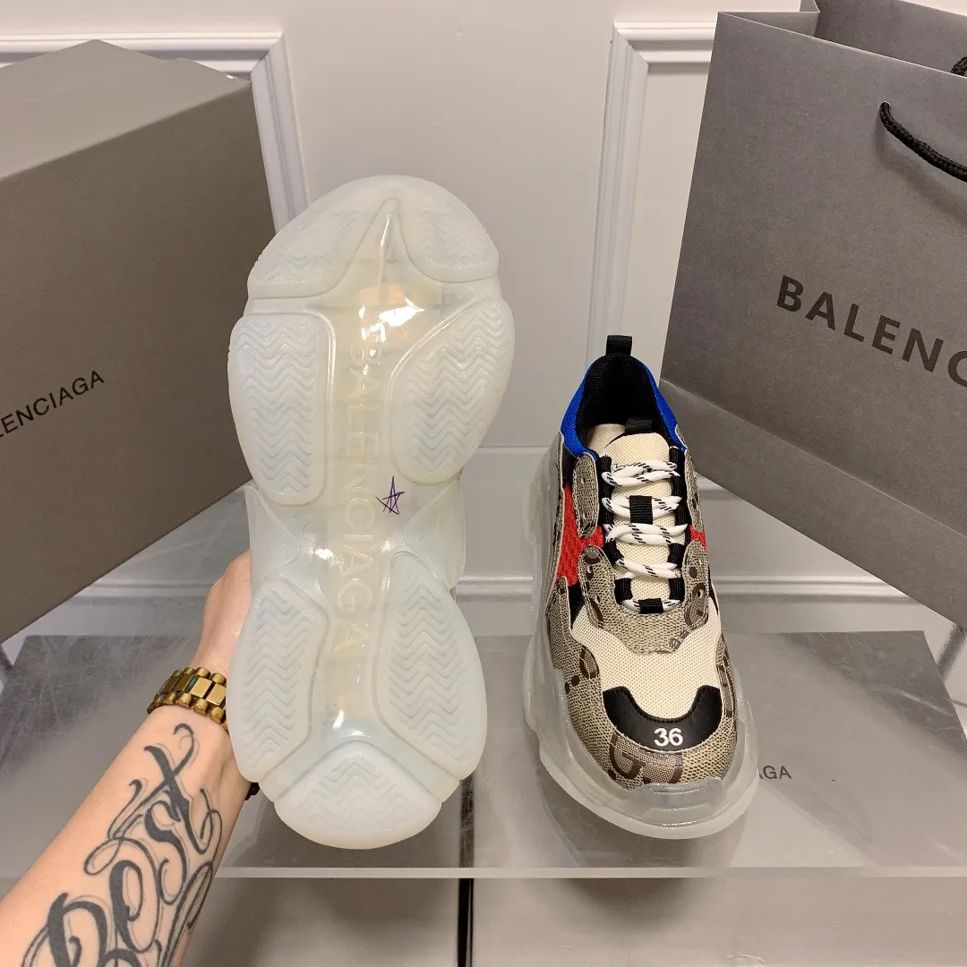 橙子出厂价💰185 情侣款 Gucci x Balenciaga·古驰 x 巴黎世家联名款 新款气垫大底Triple S厚底运动鞋老爹鞋 古驰《Aria-时尚咏叹调》时装系列推出The Hacker Project系列,探索时尚界对于原创与挪用的概念。亚力山卓·米开理以全新系列致敬传承与经典,以标志性Balenciaga廓形和Gucci元素,碰撞出诙谐又和谐的新创意。Triple S运动鞋采用经典GG Supreme帆布,饰有独特的通体“Balenciaga”印花。 限量款顶级版本!新配色首发出货,堪称目前市面上“最美老爹鞋”!正品开模,对版印花,原楦八层TPU组合大底! 颜色:多种配色 码数:35-44