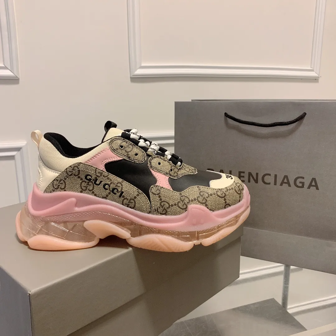 橙子出厂价💰185 情侣款 Gucci x Balenciaga·古驰 x 巴黎世家联名款 新款气垫大底Triple S厚底运动鞋老爹鞋 古驰《Aria-时尚咏叹调》时装系列推出The Hacker Project系列,探索时尚界对于原创与挪用的概念。亚力山卓·米开理以全新系列致敬传承与经典,以标志性Balenciaga廓形和Gucci元素,碰撞出诙谐又和谐的新创意。Triple S运动鞋采用经典GG Supreme帆布,饰有独特的通体“Balenciaga”印花。 限量款顶级版本!新配色首发出货,堪称目前市面上“最美老爹鞋”!正品开模,对版印花,原楦八层TPU组合大底! 颜色:多种配色 码数:35-44