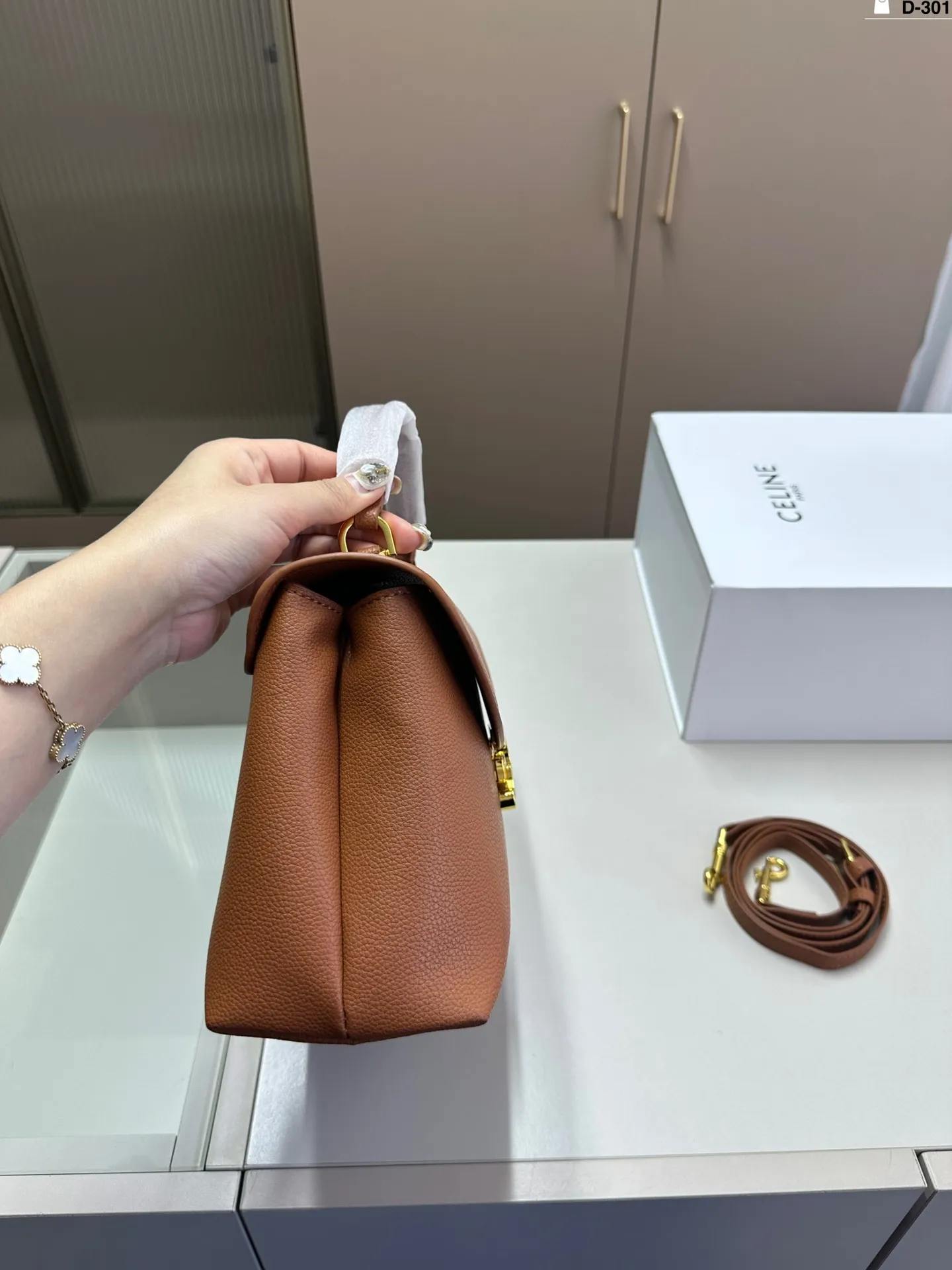 大💰p185 CELINE赛琳新款Teen Nino款手提邮差包❤️ 凯旋门新款手提包 氛围感满满 配有长肩带,🉑手提🉑斜挎 经典logo辨识度超级高~ 复古百搭,容量超可 满足日常‼️ D-301尺寸25×26折叠盒