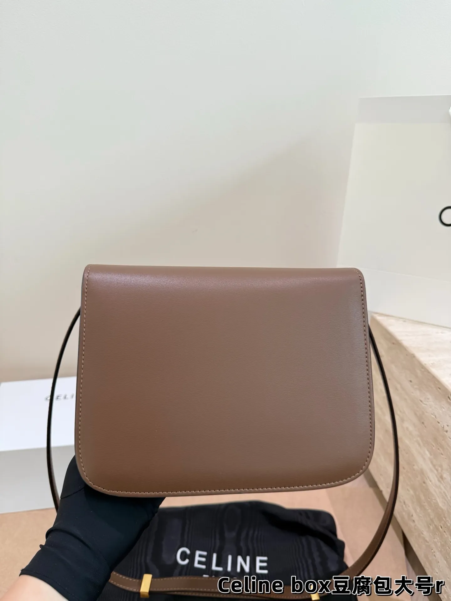 P175 P170 配盒 尺寸：24*18cm（大） 19*14cm（小） celine豆腐包 box牛皮品质 皮质的光泽度 光滑度 都很高端！！ zp开模哦！