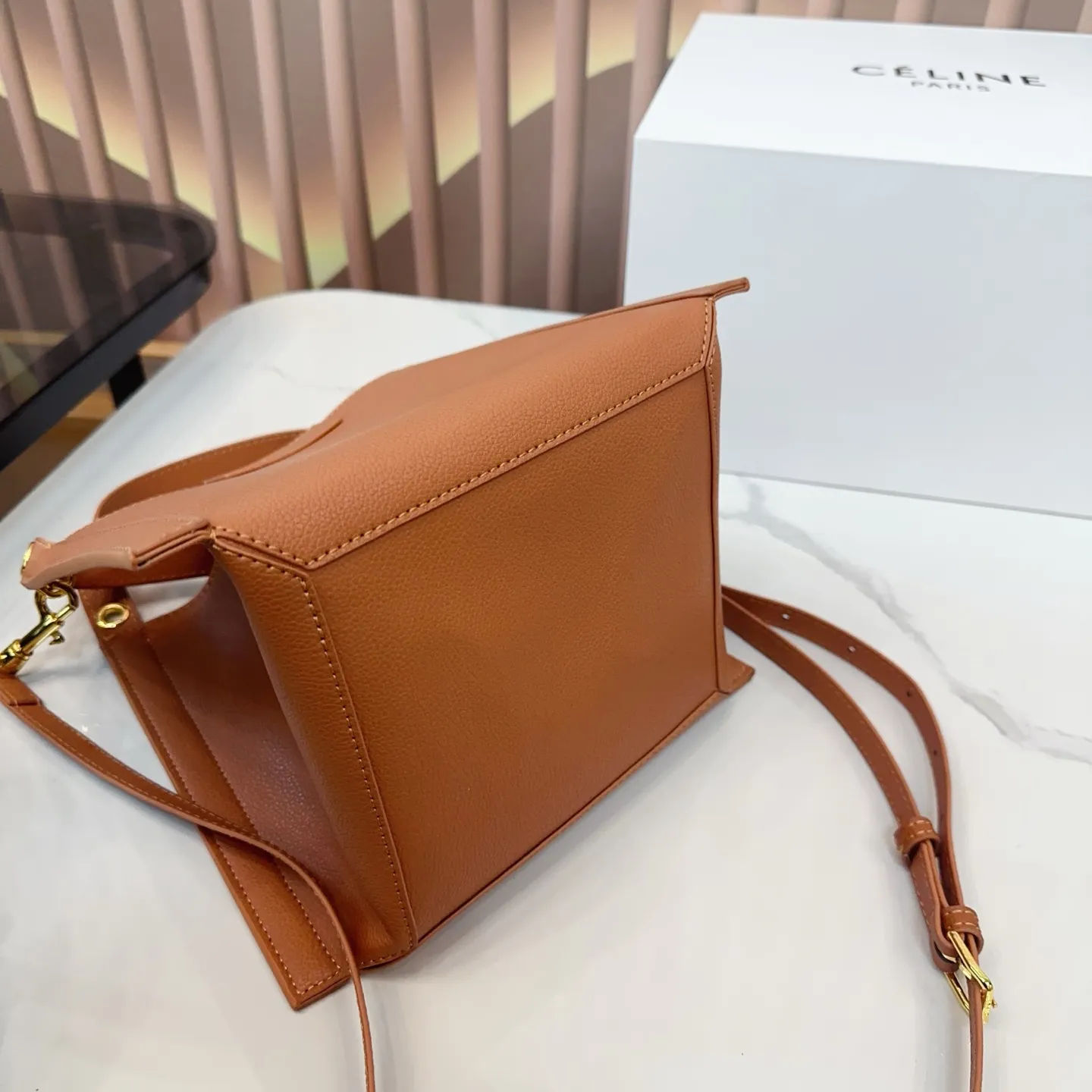 P165 折叠盒 升级版 尺寸22.21 CELINE 赛琳CUBO小号托特包，日常通勤，休闲都超实用!手提，个性满分~内部空间超能装，水杯，手机，化妆品统统搞定，轻便耐用，时髦又百搭，日常出街必备!qn