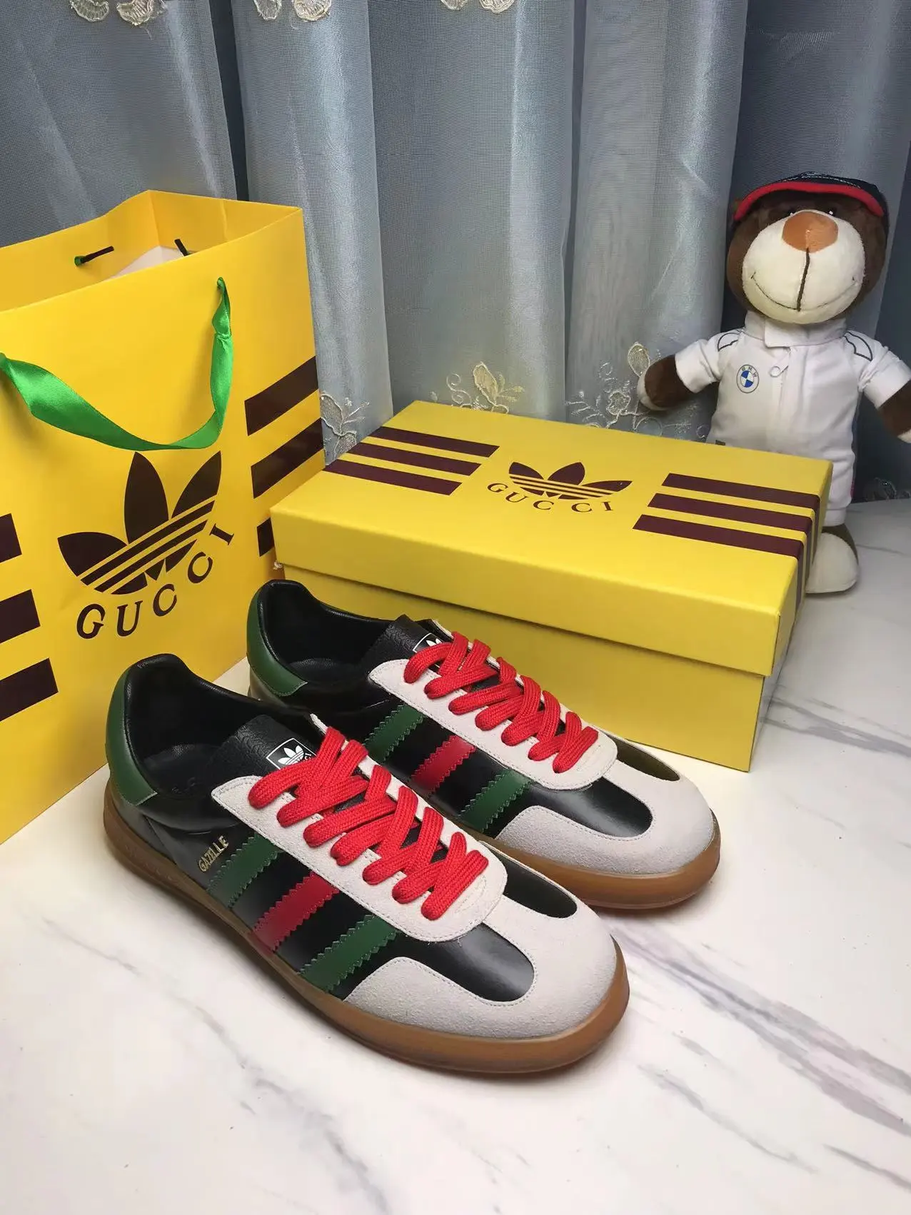 橙子出厂价💰110 GUCCI 古驰 阿迪联名款 运动鞋德训鞋 情侣款 玩味复古德训鞋,70年代运动风,融汇了两个品牌丰富优秀的历史传承及标志性的设计语言,塑就醒目风格造型! 码数:35-45(男女码)