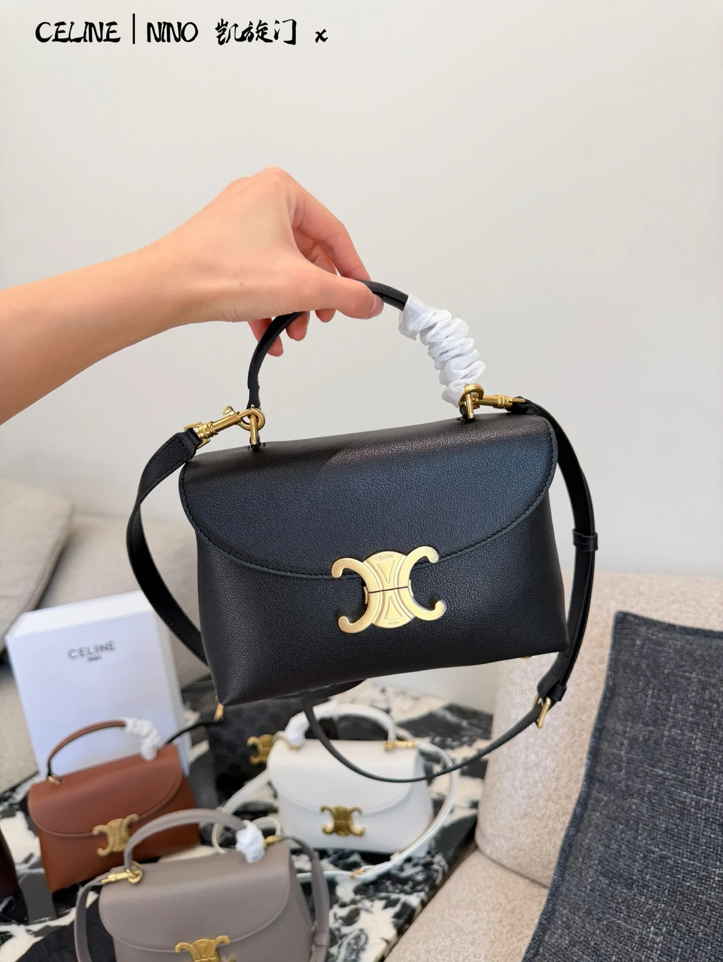 p175 CELINE Teen Nino老花手袋 👜CELINE Teen Nino手袋,经典凯旋门老花系列,PVC材质+金属Logo,复古优雅气质满分✨。尺寸20.5×13×8cm,小巧轻便,通勤出行都很适合。肩带可拆卸、五孔调节,手提斜挎随心切换,灵活百搭!内部空间合理,手机、卡包、化妆品都能装下,实用又时髦,是CELINE热门款,复古风女孩必入!配盒子