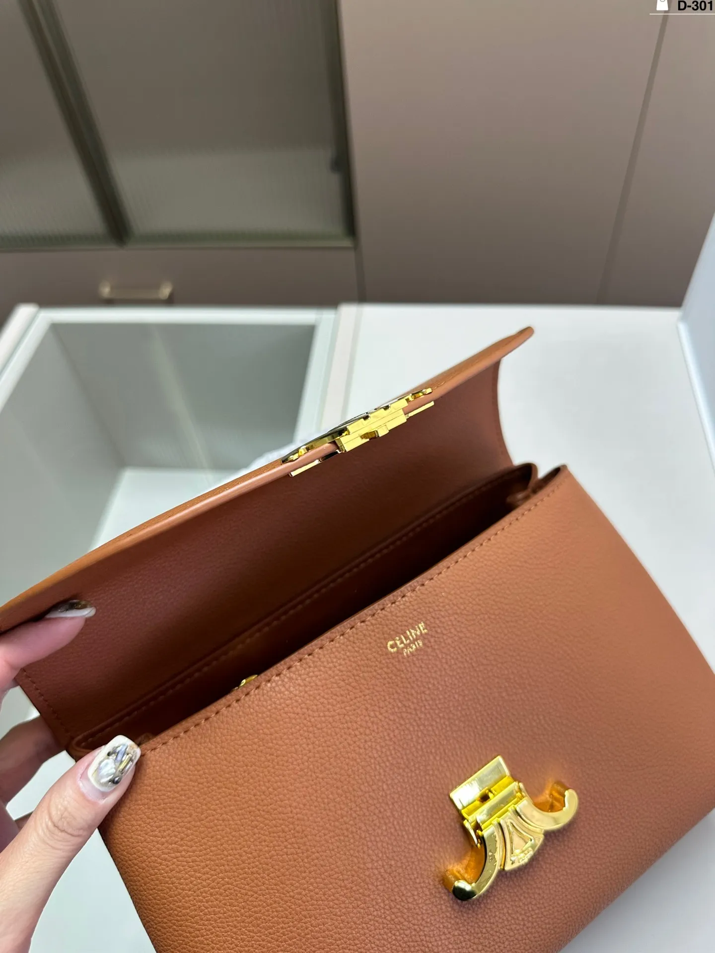 大💰p185 CELINE赛琳新款Teen Nino款手提邮差包❤️ 凯旋门新款手提包 氛围感满满 配有长肩带，🉑手提🉑斜挎 经典logo辨识度超级高～ 复古百搭，容量超可 满足日常‼️ D-301尺寸25&times;26折叠盒