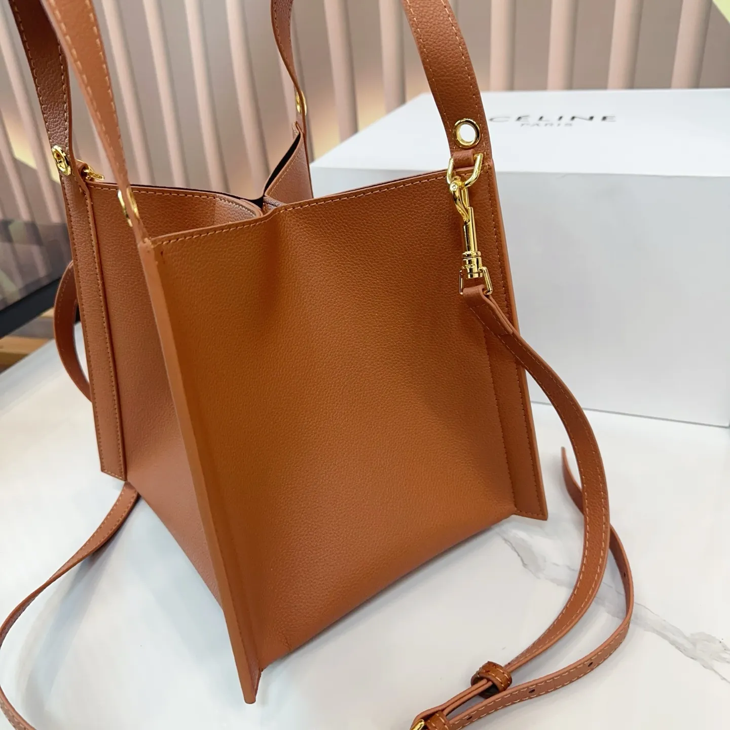 P165 折叠盒 升级版 尺寸22.21 CELINE 赛琳CUBO小号托特包，日常通勤，休闲都超实用!手提，个性满分~内部空间超能装，水杯，手机，化妆品统统搞定，轻便耐用，时髦又百搭，日常出街必备!qn