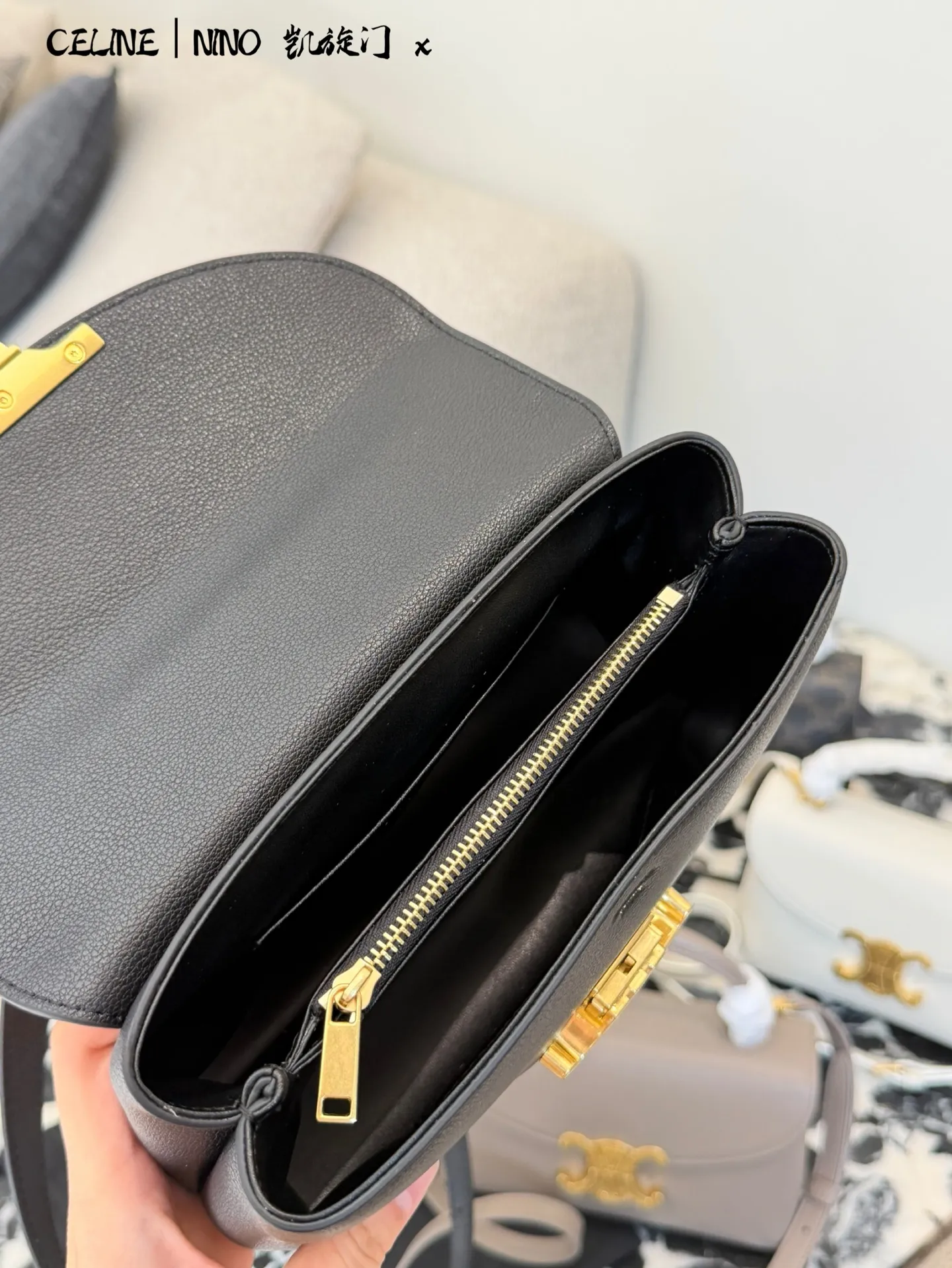 p175 CELINE Teen Nino老花手袋 👜CELINE Teen Nino手袋,经典凯旋门老花系列,PVC材质+金属Logo,复古优雅气质满分✨。尺寸20.5×13×8cm,小巧轻便,通勤出行都很适合。肩带可拆卸、五孔调节,手提斜挎随心切换,灵活百搭!内部空间合理,手机、卡包、化妆品都能装下,实用又时髦,是CELINE热门款,复古风女孩必入!配盒子