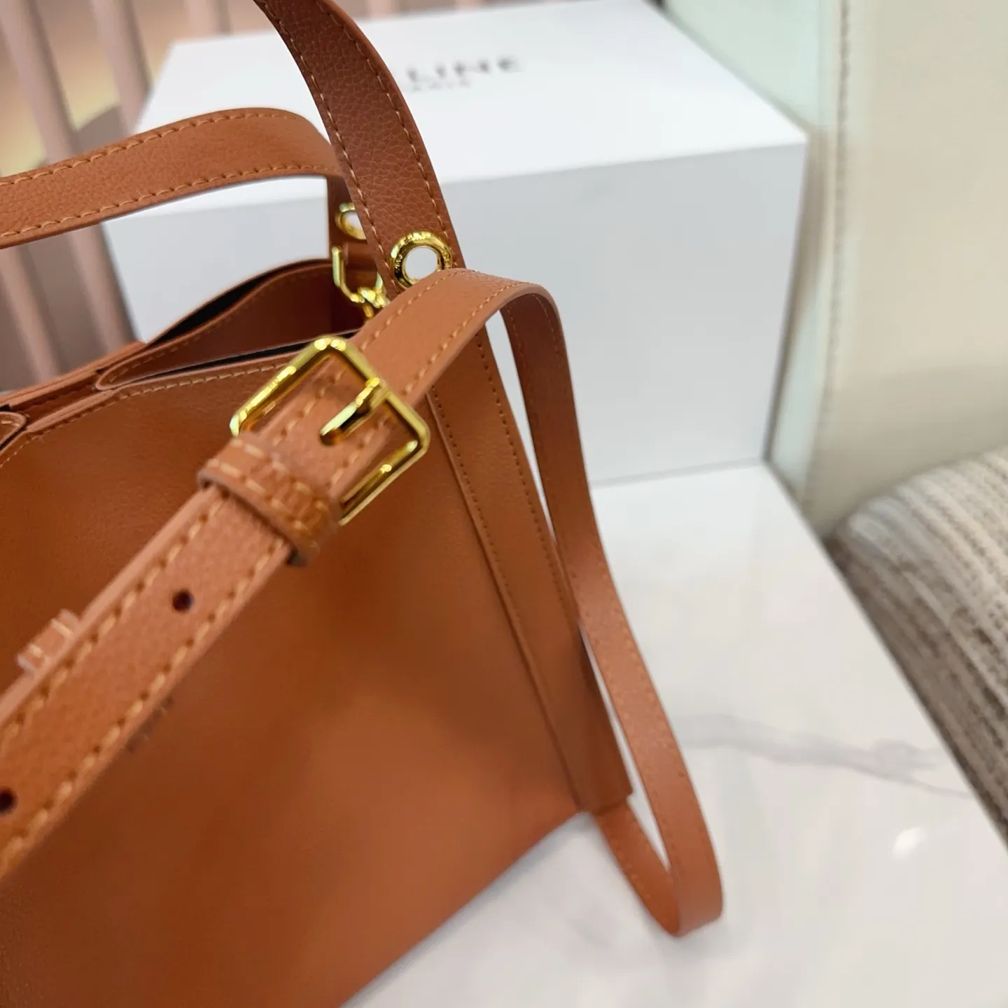 P165 折叠盒 升级版 尺寸22.21 CELINE 赛琳CUBO小号托特包，日常通勤，休闲都超实用!手提，个性满分~内部空间超能装，水杯，手机，化妆品统统搞定，轻便耐用，时髦又百搭，日常出街必备!qn