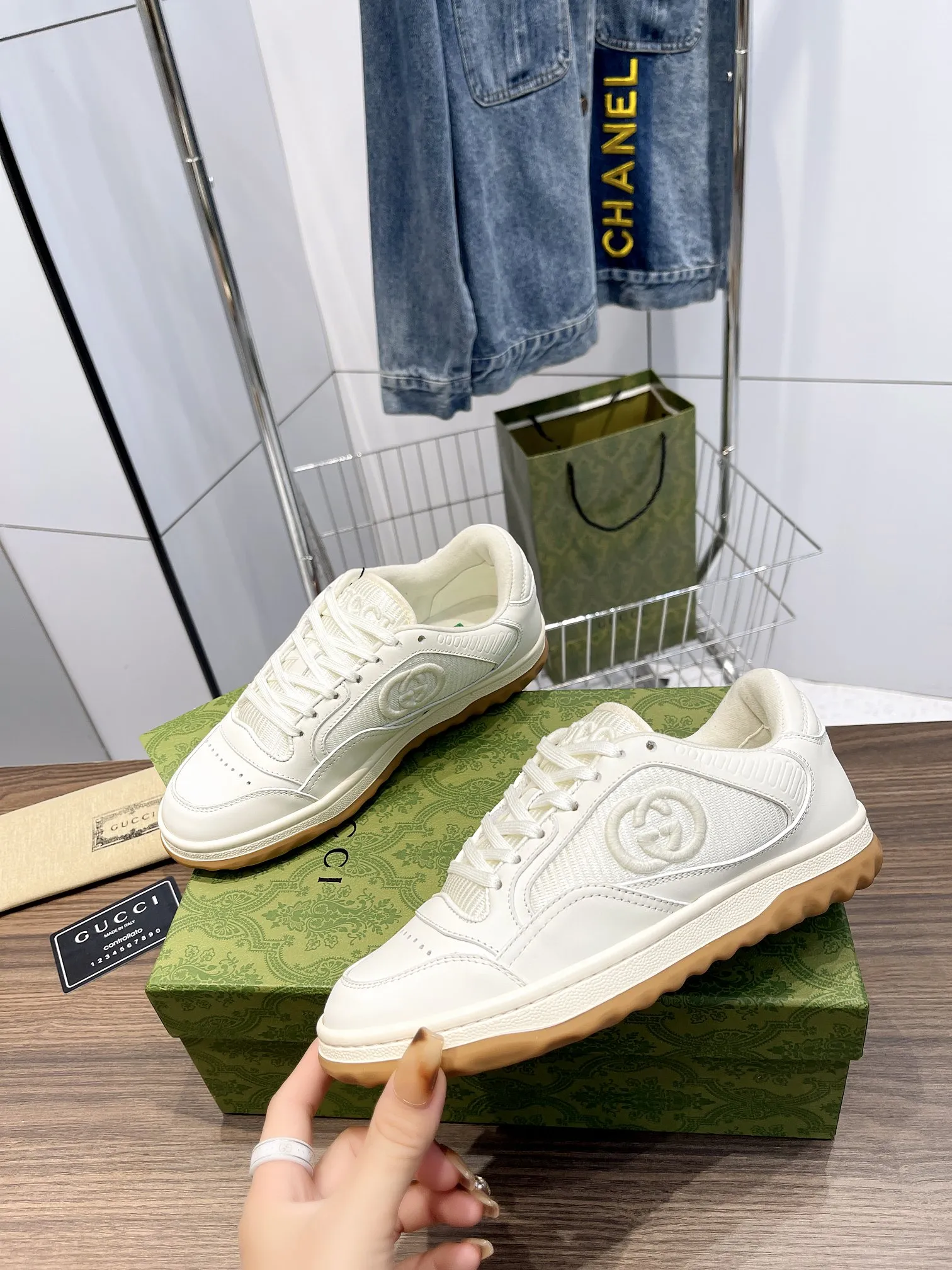 橙子出厂价💰115 Gucci 古驰最新爆款MAC80系列 情侣款运动鞋 休闲鞋小白鞋 原版购入开发 ，精致小巧的互扣式双G标识浪漫诠释此系列的美学理念。选用米白色皮革，复古灵感巧妙融于运动鞋设计，焕新演绎品牌标识。 鞋面：原版定制进口头层超纤 内里：原版定制进口透气网里 大底：底原版开模双色TPU大底 码数：35-44