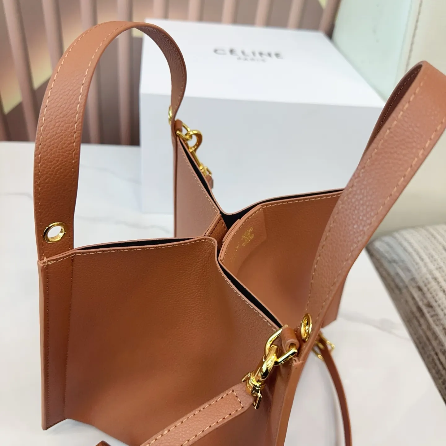 P165 折叠盒 升级版 尺寸22.21 CELINE 赛琳CUBO小号托特包,日常通勤,休闲都超实用!手提,个性满分~内部空间超能装,水杯,手机,化妆品统统搞定,轻便耐用,时髦又百搭,日常出街必备!qn