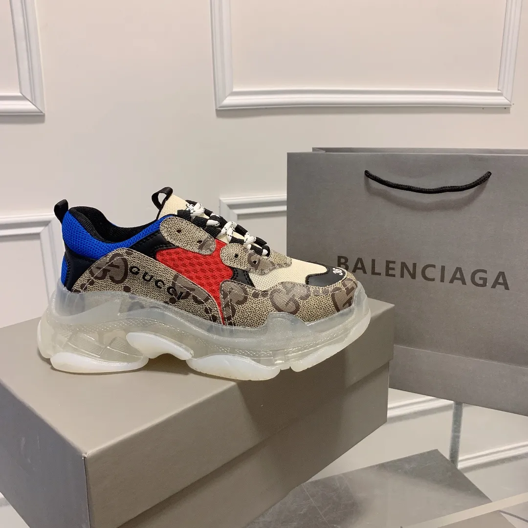 橙子出厂价💰185 情侣款 Gucci x Balenciaga·古驰 x 巴黎世家联名款 新款气垫大底Triple S厚底运动鞋老爹鞋 古驰《Aria-时尚咏叹调》时装系列推出The Hacker Project系列,探索时尚界对于原创与挪用的概念。亚力山卓·米开理以全新系列致敬传承与经典,以标志性Balenciaga廓形和Gucci元素,碰撞出诙谐又和谐的新创意。Triple S运动鞋采用经典GG Supreme帆布,饰有独特的通体“Balenciaga”印花。 限量款顶级版本!新配色首发出货,堪称目前市面上“最美老爹鞋”!正品开模,对版印花,原楦八层TPU组合大底! 颜色:多种配色 码数:35-44