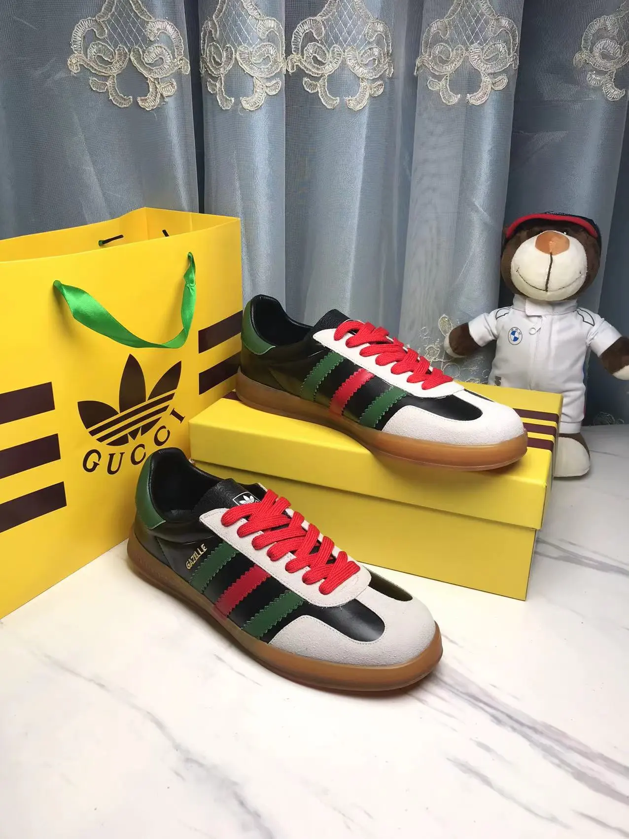 橙子出厂价💰110 GUCCI 古驰 阿迪联名款 运动鞋德训鞋 情侣款 玩味复古德训鞋，70年代运动风，融汇了两个品牌丰富优秀的历史传承及标志性的设计语言，塑就醒目风格造型！ 码数：35-45（男女码）