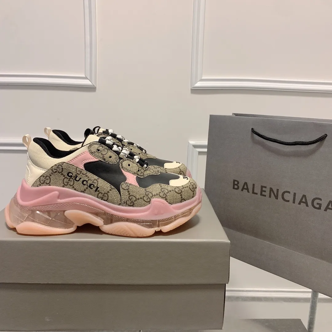 橙子出厂价💰185 情侣款 Gucci x Balenciaga·古驰 x 巴黎世家联名款 新款气垫大底Triple S厚底运动鞋老爹鞋 古驰《Aria-时尚咏叹调》时装系列推出The Hacker Project系列,探索时尚界对于原创与挪用的概念。亚力山卓·米开理以全新系列致敬传承与经典,以标志性Balenciaga廓形和Gucci元素,碰撞出诙谐又和谐的新创意。Triple S运动鞋采用经典GG Supreme帆布,饰有独特的通体“Balenciaga”印花。 限量款顶级版本!新配色首发出货,堪称目前市面上“最美老爹鞋”!正品开模,对版印花,原楦八层TPU组合大底! 颜色:多种配色 码数:35-44