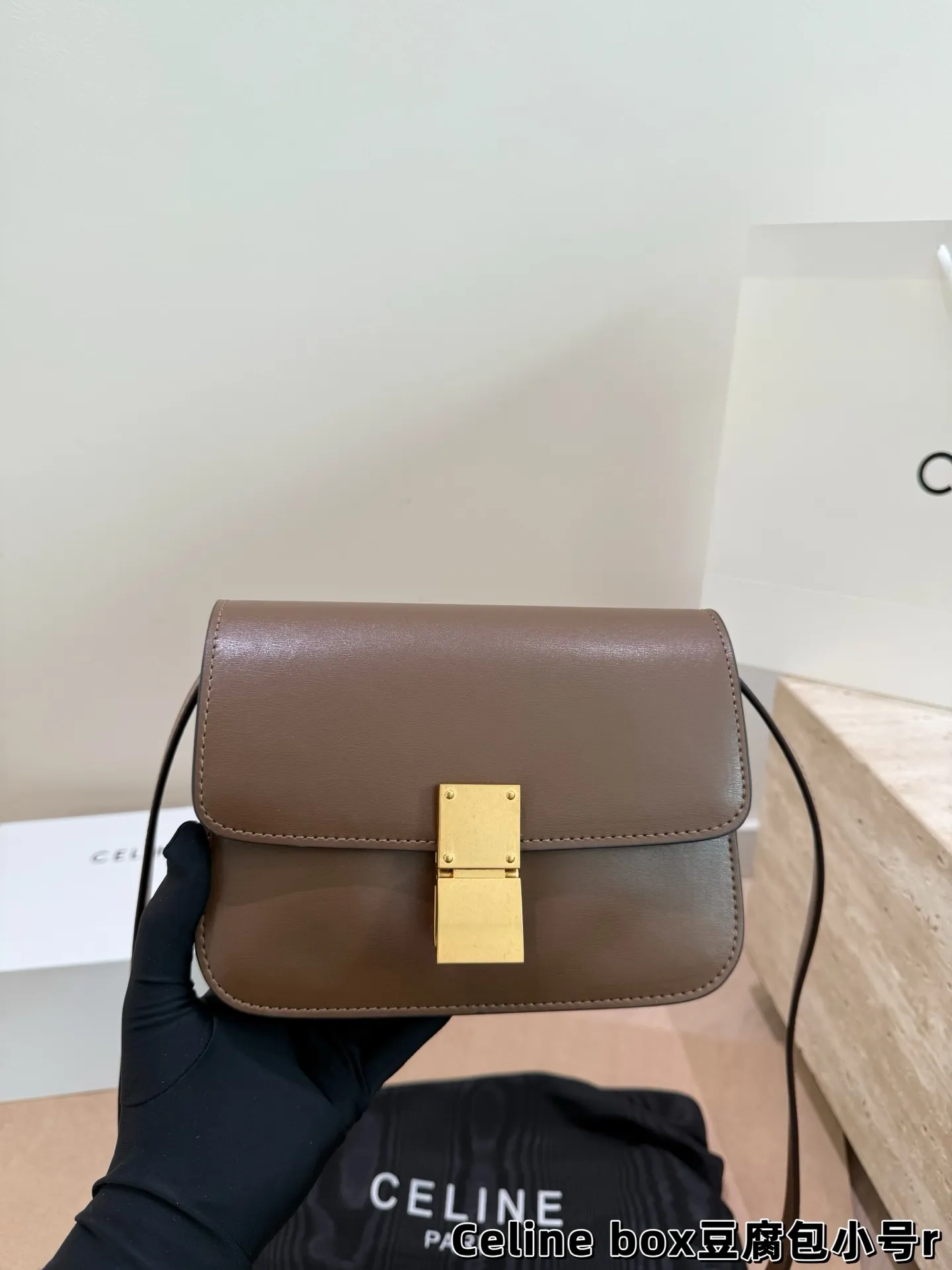 P175 P170 配盒 尺寸：24*18cm（大） 19*14cm（小） celine豆腐包 box牛皮品质 皮质的光泽度 光滑度 都很高端！！ zp开模哦！