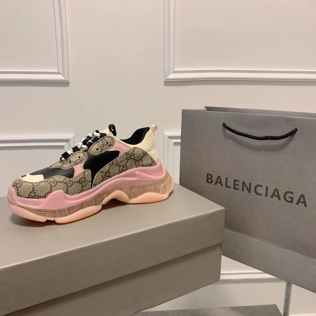 橙子出厂价💰185 情侣款 Gucci x Balenciaga&middot;古驰 x 巴黎世家联名款 新款气垫大底Triple S厚底运动鞋老爹鞋 古驰《Aria-时尚咏叹调》时装系列推出The Hacker Project系列，探索时尚界对于原创与挪用的概念。亚力山卓&middot;米开理以全新系列致敬传承与经典，以标志性Balenciaga廓形和Gucci元素，碰撞出诙谐又和谐的新创意。Triple S运动鞋采用经典GG Supreme帆布，饰有独特的通体&ldquo;Balenciaga&rdquo;印花。 限量款顶级版本！新配色首发出货，堪称目前市面上&ldquo;最美老爹鞋&rdquo;！正品开模，对版印花，原楦八层TPU组合大底！ 颜色：多种配色 码数：35-44