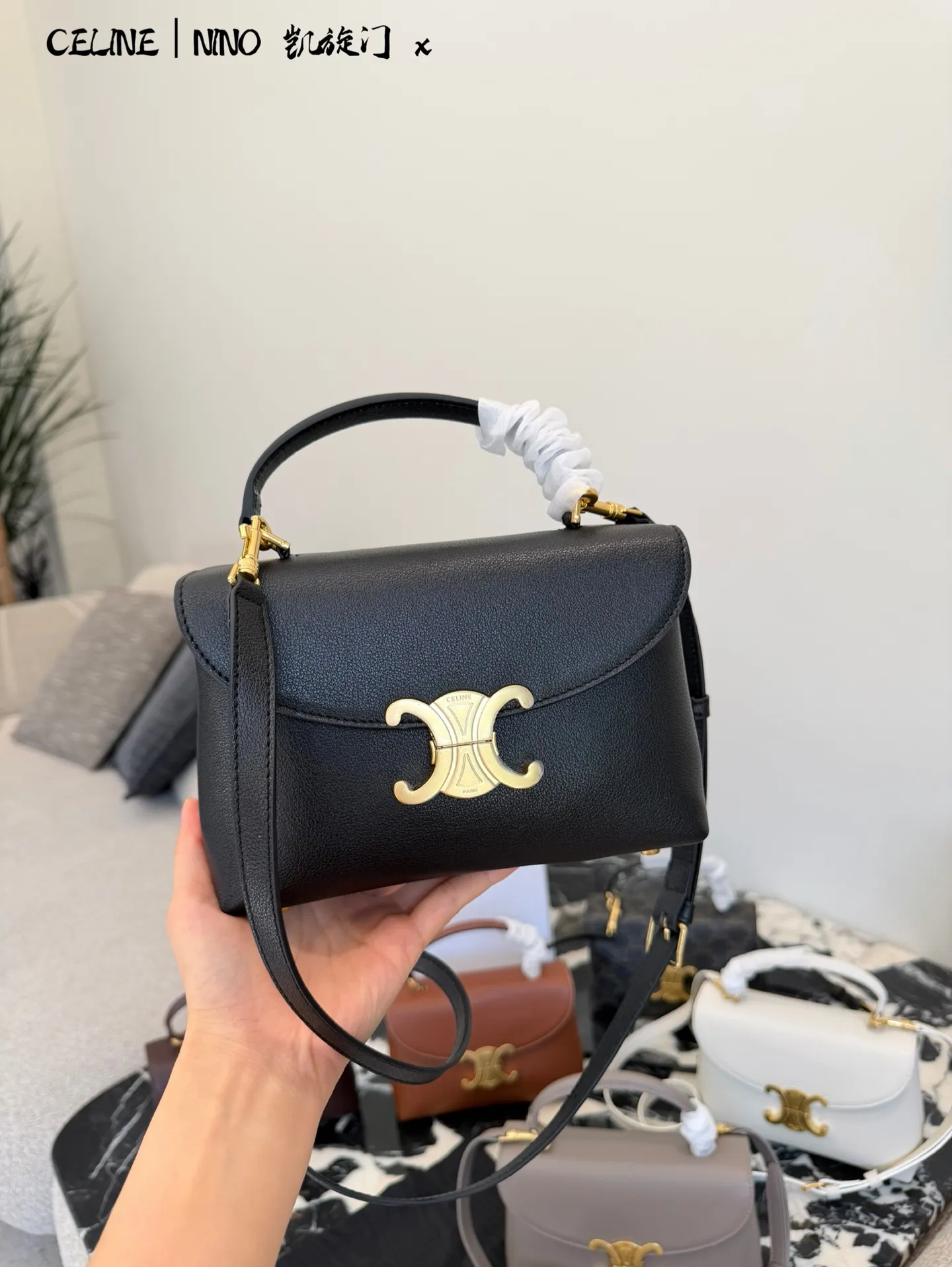 p175 CELINE Teen Nino老花手袋 👜CELINE Teen Nino手袋,经典凯旋门老花系列,PVC材质+金属Logo,复古优雅气质满分✨。尺寸20.5×13×8cm,小巧轻便,通勤出行都很适合。肩带可拆卸、五孔调节,手提斜挎随心切换,灵活百搭!内部空间合理,手机、卡包、化妆品都能装下,实用又时髦,是CELINE热门款,复古风女孩必入!配盒子