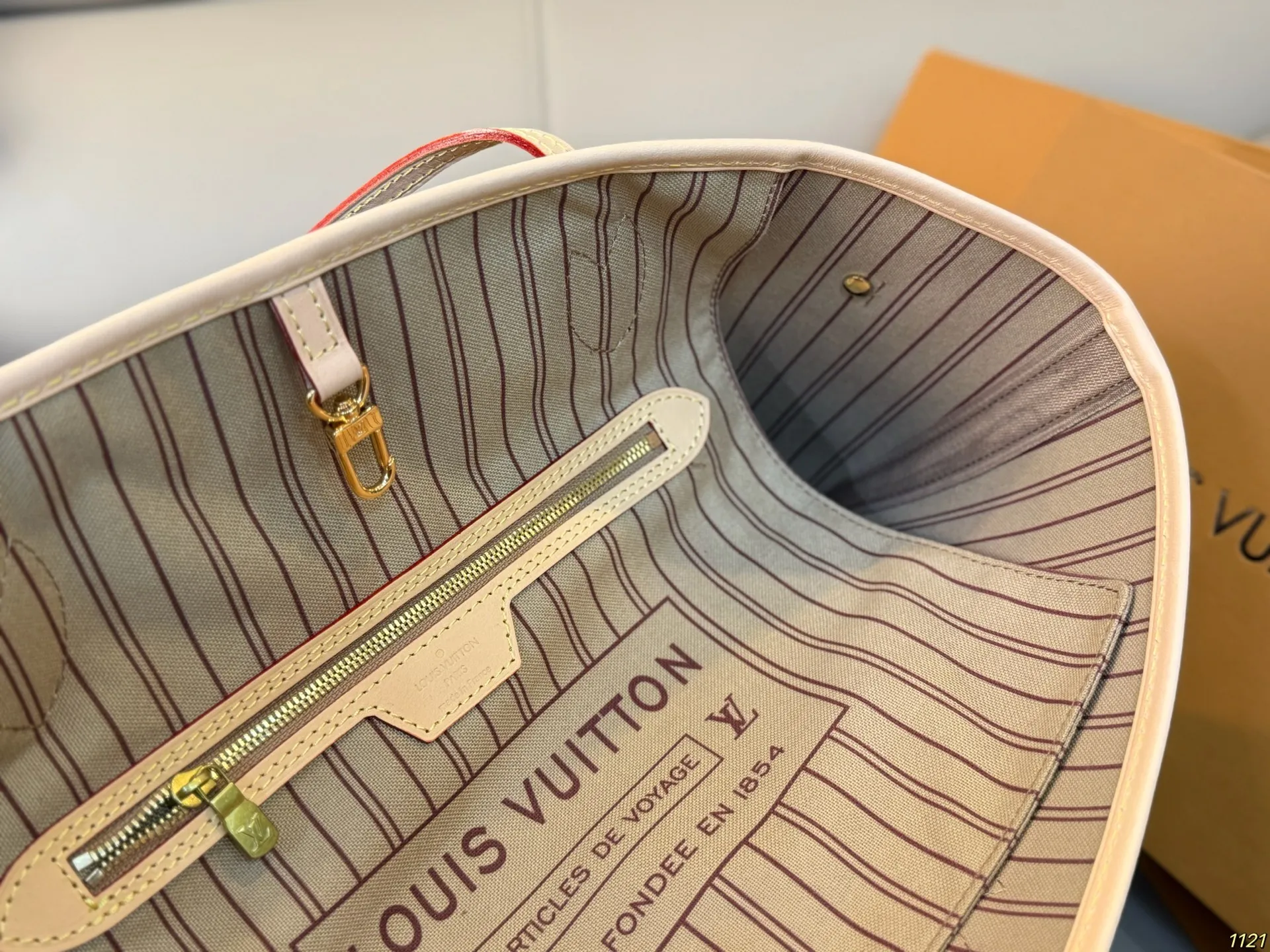 原版复刻¥300飞机盒 升级版全钢五金 专柜同步163变码芯片 LV经典系列购物袋 neverfull超级酷太爱啦 购物袋届的天花板 被它的颜值惊艳到啦 简约大气 时髦感十足 尺寸32 29