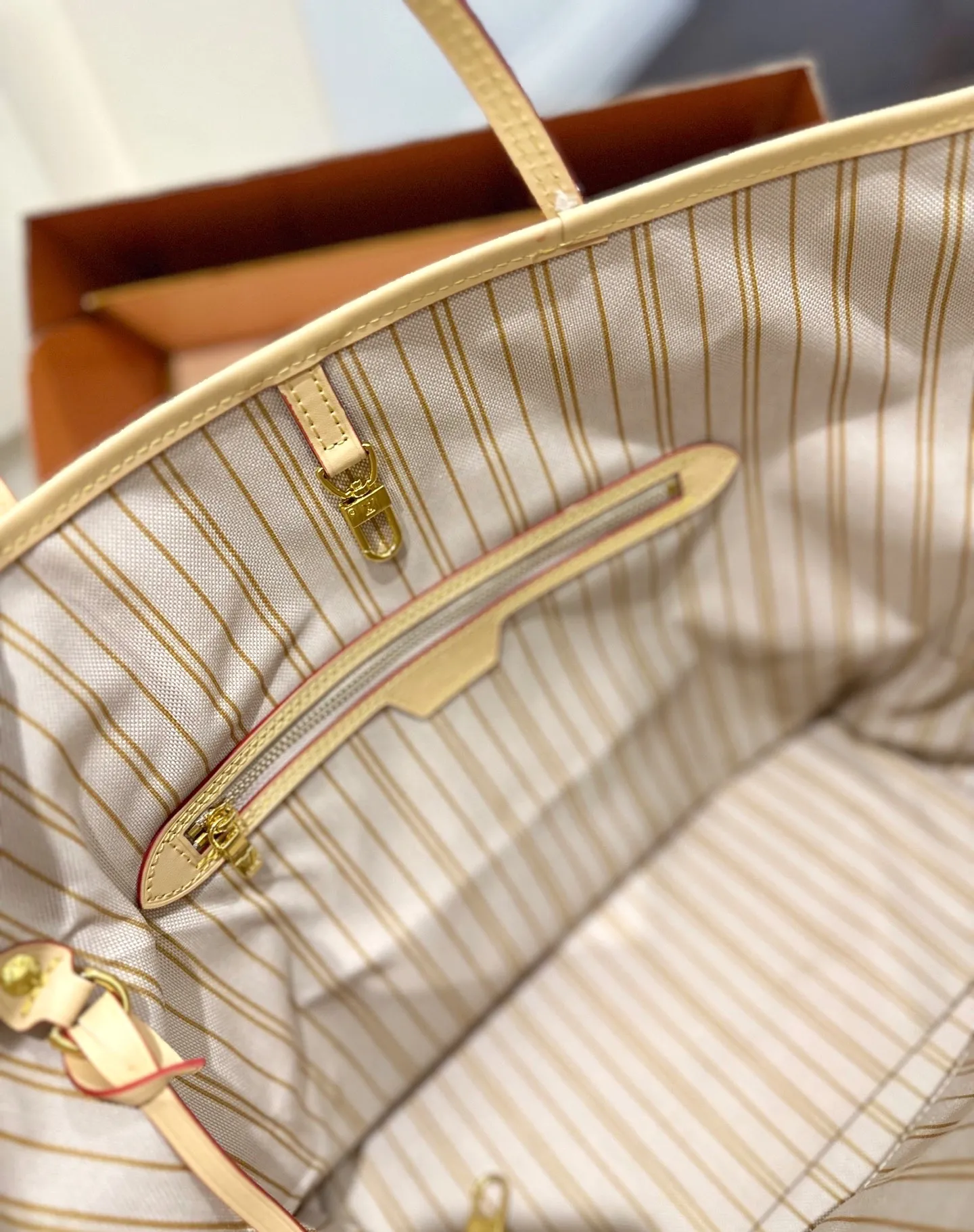 p210 变码芯片 折叠礼盒➕官网飞机盒 原单Lv Neverfull 购物袋！入门级的款式哦！绝对的终身款！此物经典不言而喻！街拍和实用都是非常nb的选择！大家拿到后可以感受下，皮质颗粒之间空袭分明，宽度平均，摸上去软硬适中 尺寸 ：33cm