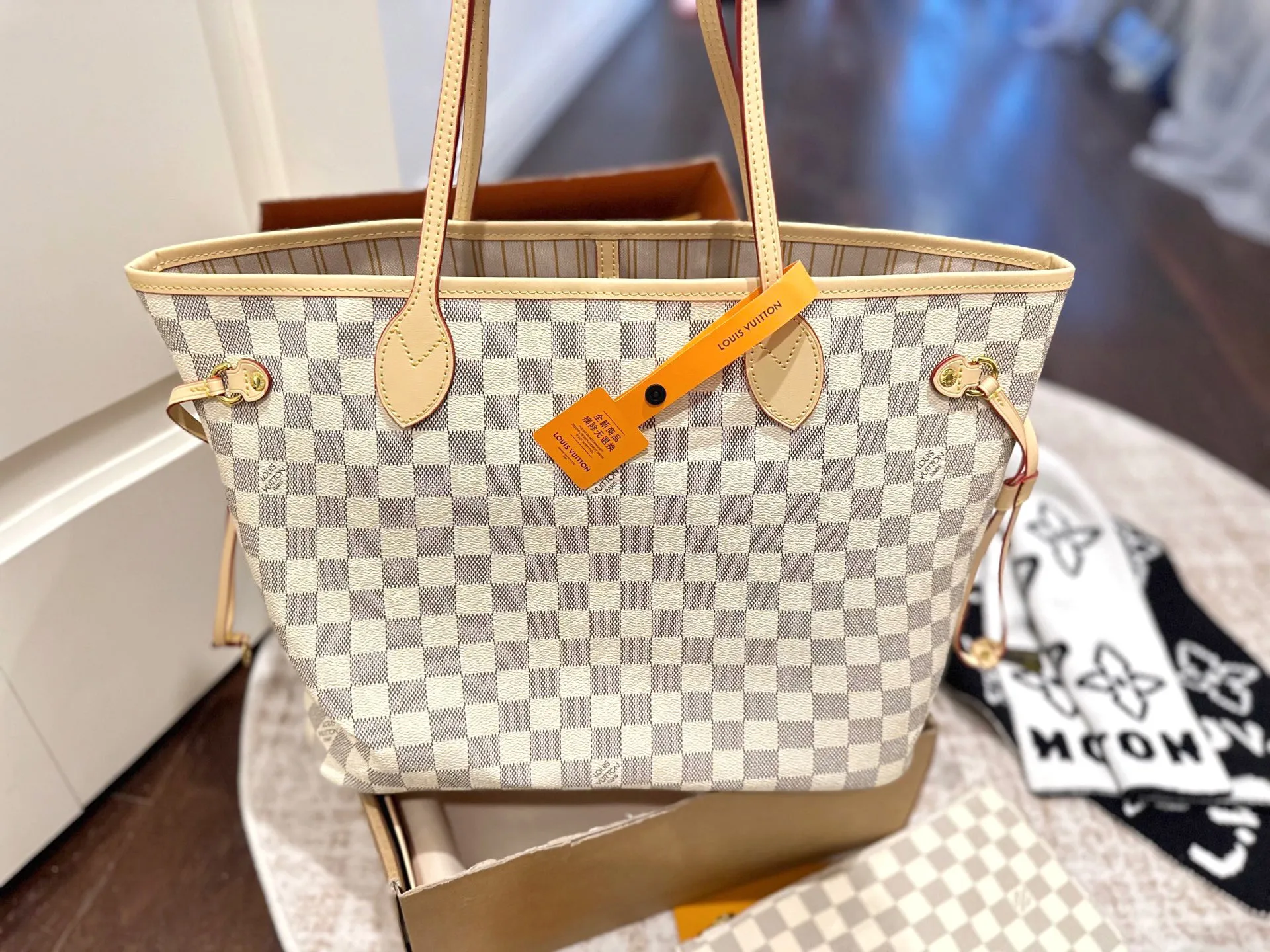 p210 变码芯片 折叠礼盒➕官网飞机盒 原单Lv Neverfull 购物袋！入门级的款式哦！绝对的终身款！此物经典不言而喻！街拍和实用都是非常nb的选择！大家拿到后可以感受下，皮质颗粒之间空袭分明，宽度平均，摸上去软硬适中 尺寸 ：33cm